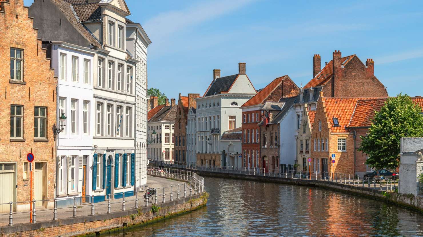 This is a photo of architecture and Langerei canal in Bruges, Belgium