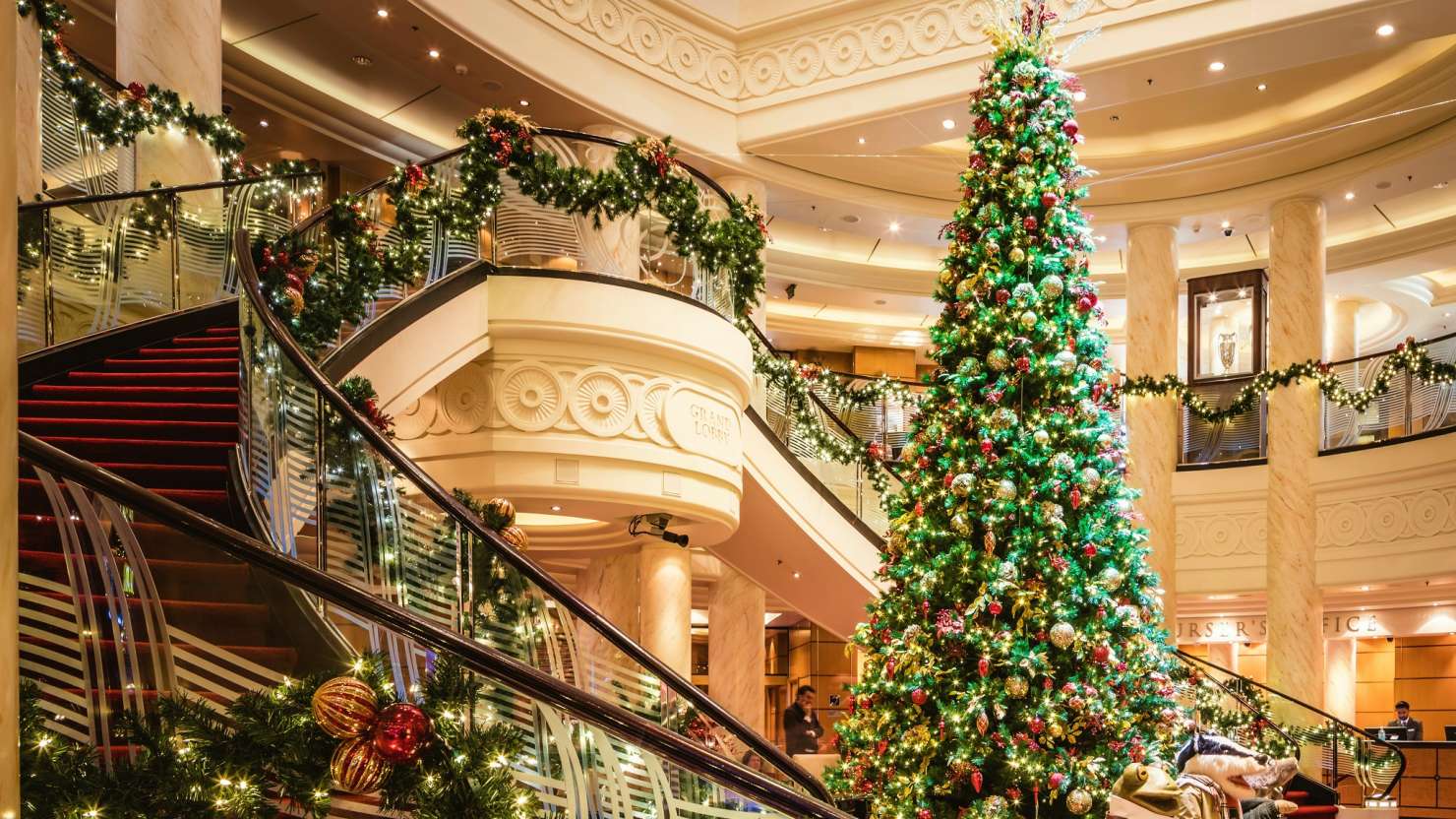 Christmas decorations on board Cunard's Queen Mary 2.
Picture date: Friday December 15, 2017.
Photograph by Christopher Ison ©
07544044177
chris@christopherison.com
www.christopherison.com
Image provided to Cunard with a licence providing full global marketing rights to use this image for advertising, marketing and PR for five years from date of shoot.