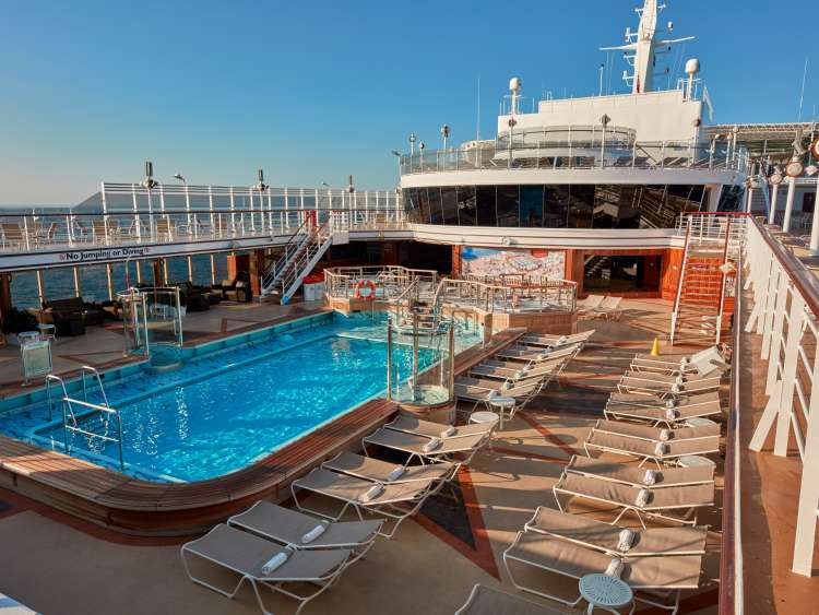 qe2 pool hours
