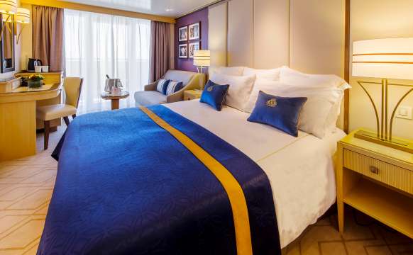 Top-down floorplan of a typical Queen Mary 2 Britannia Balcony Club stateroom, showing kingsize bed, living area and balcony access