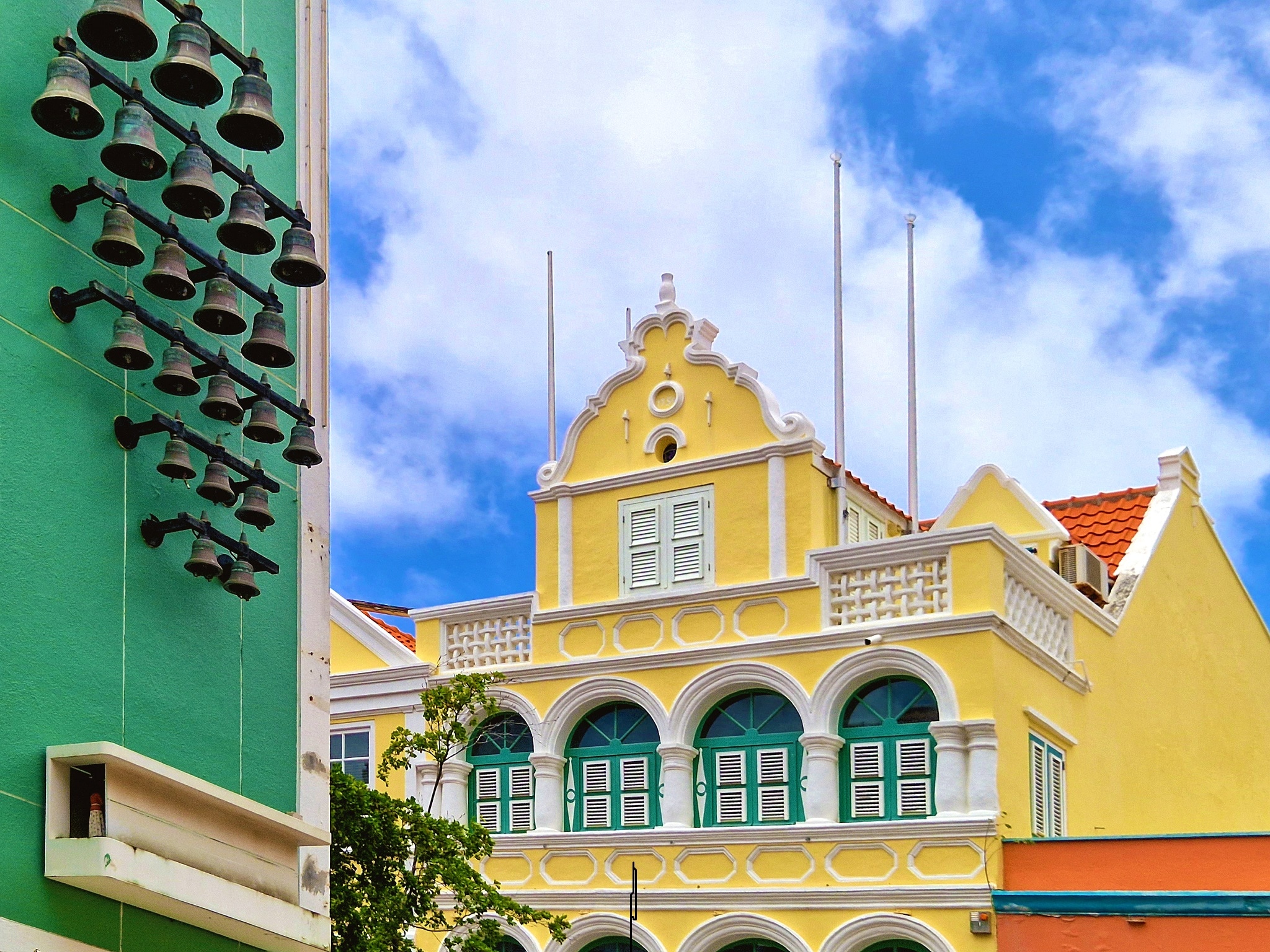 {"metadata_en_GB":{"alt-text":"Colorful houses in Willemstad, Curacao. In 1997 the Historic Area of Willemstad was inscribed on the Unesco World Heritage list. Many of these buildings date from the early 18th century. The carillon was installed in 1958. It is an electric-automatic carillon of 23 bells."},"metadata_en_AU":{"alt-text":"Colourful houses in Willemstad, Curacao. In 1997 the Historic Area of Willemstad was inscribed on the Unesco World Heritage list. Many of these buildings date from the early 18th century. The carillon was installed in 1958. It is an electric-automatic carillon of 23 bells."},"metadata_en_US":{"alt-text":"Colourful houses in Willemstad, Curacao. In 1997 the Historic Area of Willemstad was inscribed on the Unesco World Heritage list. Many of these buildings date from the early 18th century. The carillon was installed in 1958. It is an electric-automatic carillon of 23 bells."}}