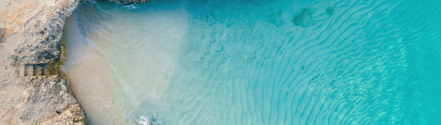 {"metadata_en_GB":{"alt-text":"Tres Trapi Bay is popular with locals for snorkeling and diving in the turqouise colored ocean"},"metadata_en_AU":{"alt-text":"Tres Trapi Bay is popular with locals for snorkeling and diving in the turqouise coloured ocean"},"metadata_en_US":{"alt-text":"Tres Trapi Bay is popular with locals for snorkeling and diving in the turqouise coloured ocean"}}