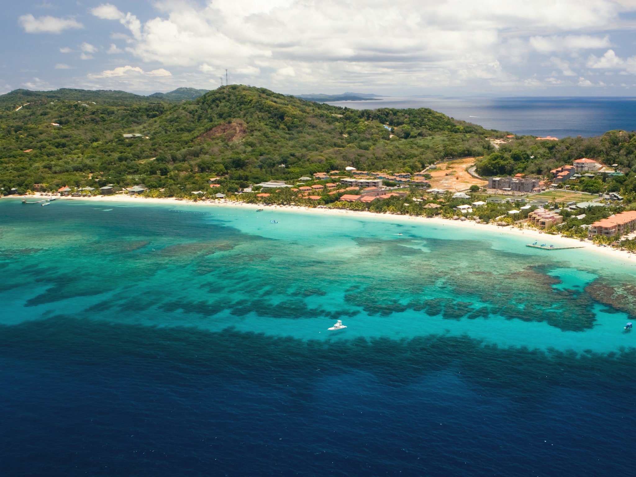 {"metadata_en_GB":{"alt-text":"Aerial view of West Bay Beach and coral reefs visible off-shore. Roatan, Honduras"},"metadata_en_AU":{"alt-text":"Aerial view of West Bay Beach and coral reefs visible off-shore. Roatan, Honduras"},"metadata_en_US":{"alt-text":"Aerial view of West Bay Beach and coral reefs visible off-shore. Roatan, Honduras"}}
