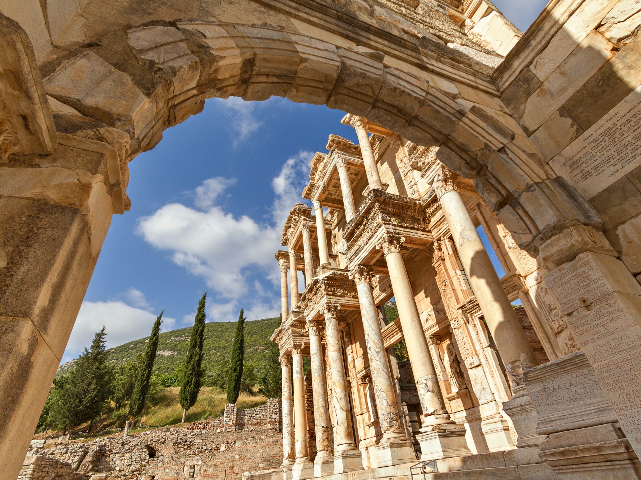 {"metadata_en_GB":{"alt-text":"Ruins in Kusadasi, Turkey, in daylight"},"metadata_en_AU":{"alt-text":"Ruins in Kusadasi, Turkey, in daylight"},"metadata_en_US":{"alt-text":"Ruins in Kusadasi, Turkey, in daylight"}}