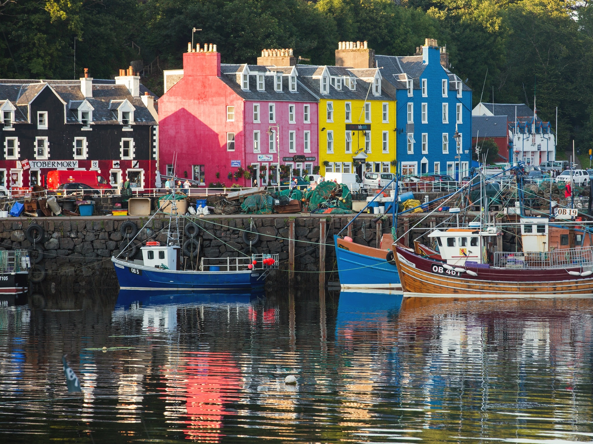 {"metadata_en_GB":{"alt-text":"The iconic promenade of Tobermory on the Isle of Mull, Scotland, UK, with its coloful painted shops."},"metadata_en_AU":{"alt-text":"The iconic promenade of Tobermory on the Isle of Mull, Scotland, UK, with its colouful painted shops."},"metadata_en_US":{"alt-text":"The iconic promenade of Tobermory on the Isle of Mull, Scotland, UK, with its colouful painted shops."}}
