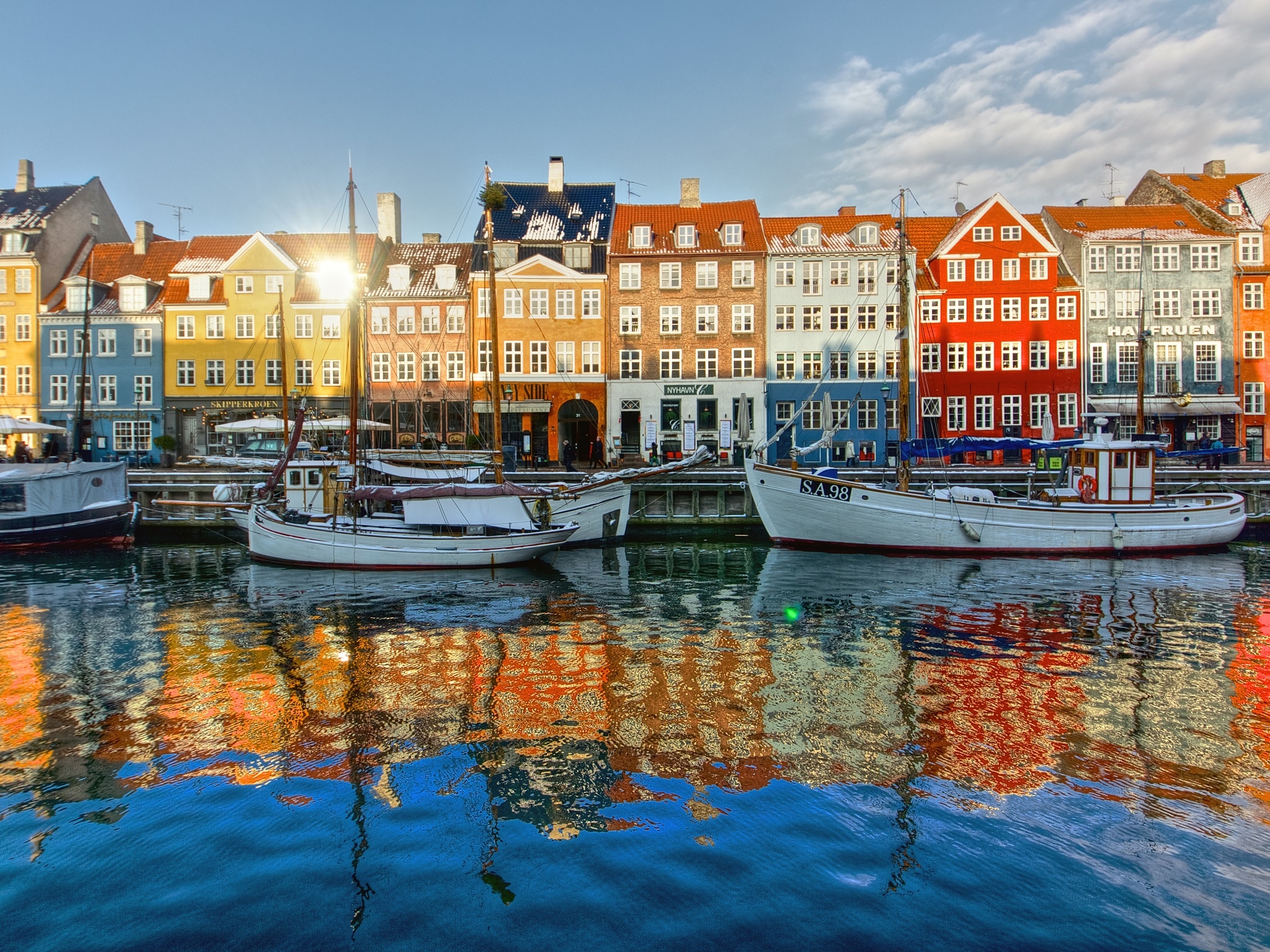 {"metadata_en_GB":{"alt-text":"Nyhavn (literally: New Harbour) is a 17th-century waterfront, canal and entertainment district in Copenhagen, Denmark. Stretching from Kongens Nytorv to the harbour front just south of the Royal Playhouse, it is lined by brightly coloured 17th and early 18th century townhouses and bars, cafes and restaurants. Serving as a \"heritage harbour\", the canal has many historical wooden ships."},"metadata_en_AU":{"alt-text":"Nyhavn (literally: New Harbour) is a 17th-century waterfront, canal and entertainment district in Copenhagen, Denmark. Stretching from Kongens Nytorv to the harbour front just south of the Royal Playhouse, it is lined by brightly coloured 17th and early 18th century townhouses and bars, cafes and restaurants. Serving as a \"heritage harbour\", the canal has many historical wooden ships."},"metadata_en_US":{"alt-text":"Nyhavn (literally: New Harbour) is a 17th-century waterfront, canal and entertainment district in Copenhagen, Denmark. Stretching from Kongens Nytorv to the harbour front just south of the Royal Playhouse, it is lined by brightly coloured 17th and early 18th century townhouses and bars, cafes and restaurants. Serving as a \"heritage harbour\", the canal has many historical wooden ships."}}