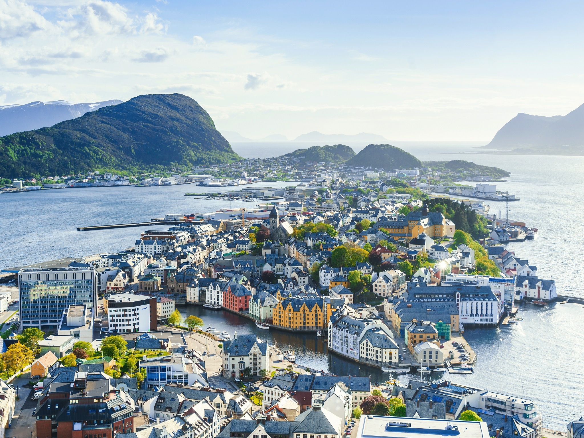 {"metadata_en_GB":{"alt-text":"This image shows Ålesund, a picturesque port city in Norway. Located on several islands along the coast of Sunnmøre, it is widely considered one of Norway's most beautiful towns."},"metadata_de_DE":{"alt-text":"Dieses Bild zeigt Ålesund, eine malerische Hafenstadt in Norwegen. Sie liegt auf mehreren Inseln entlang der Küste von Sunnmøre und gilt weithin als eine der schönsten Städte Norwegens."},"metadata_en_AU":{"alt-text":"This image shows Ålesund, a picturesque port city in Norway. Located on several islands along the coast of Sunnmøre, it is widely considered one of Norway's most beautiful towns."},"metadata_en_US":{"alt-text":"This image shows Ålesund, a picturesque port city in Norway. Located on several islands along the coast of Sunnmøre, it is widely considered one of Norway's most beautiful towns."}}