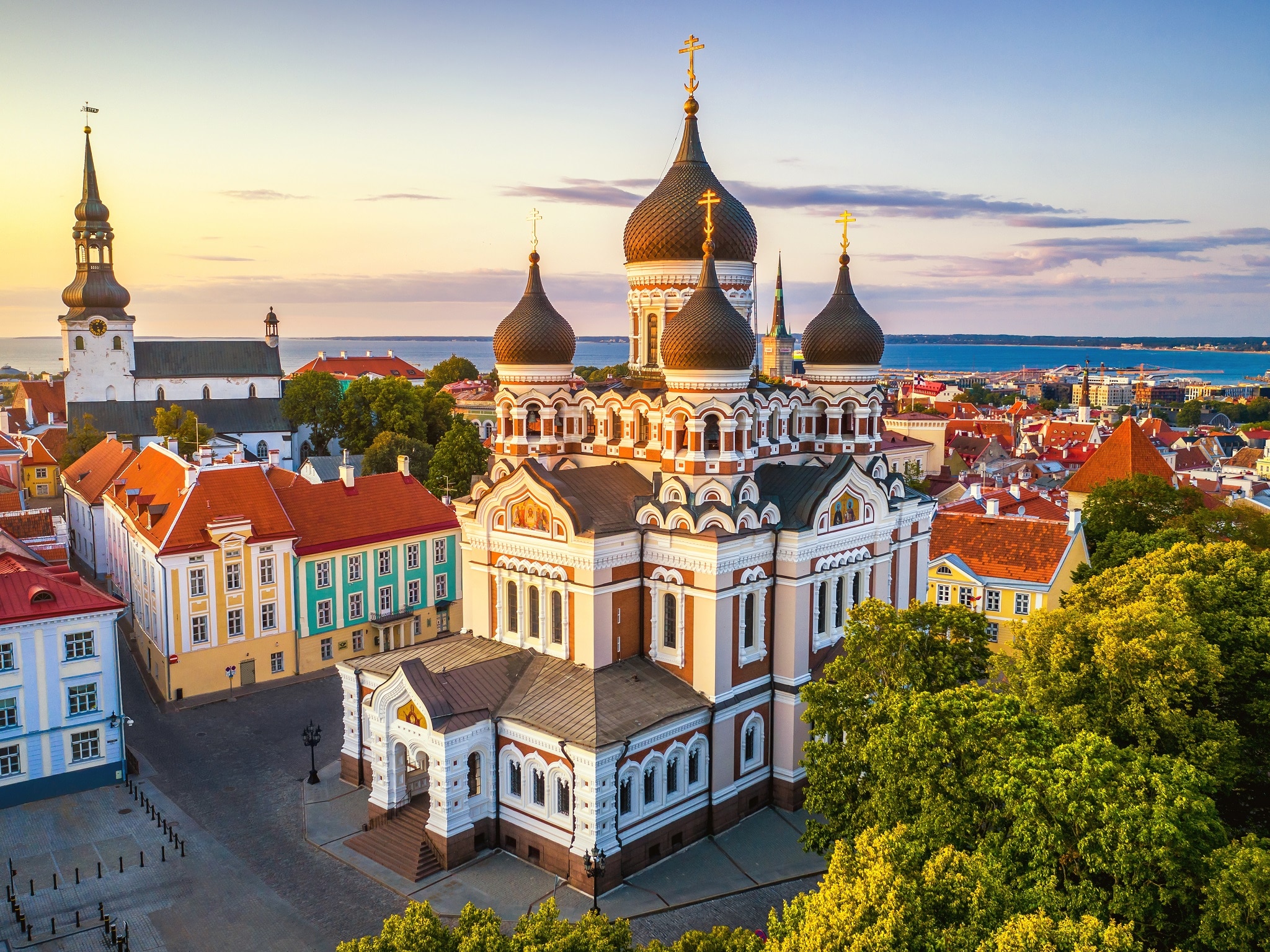 {"metadata_en_GB":{"alt-text":"Aerial view of Alexander Nevsky cathedral and St Mary's Cathedral at sunset in Tallinn, Estonia"},"metadata_de_DE":{"alt-text":"Luftaufnahme der Alexander-Newski-Kathedrale und der Marienkathedrale bei Sonnenuntergang in Tallinn, Estland"},"metadata_en_AU":{"alt-text":"Aerial view of Alexander Nevsky cathedral and St Mary's Cathedral at sunset in Tallinn, Estonia"},"metadata_en_US":{"alt-text":"Aerial view of Alexander Nevsky cathedral and St Mary's Cathedral at sunset in Tallinn, Estonia"}}