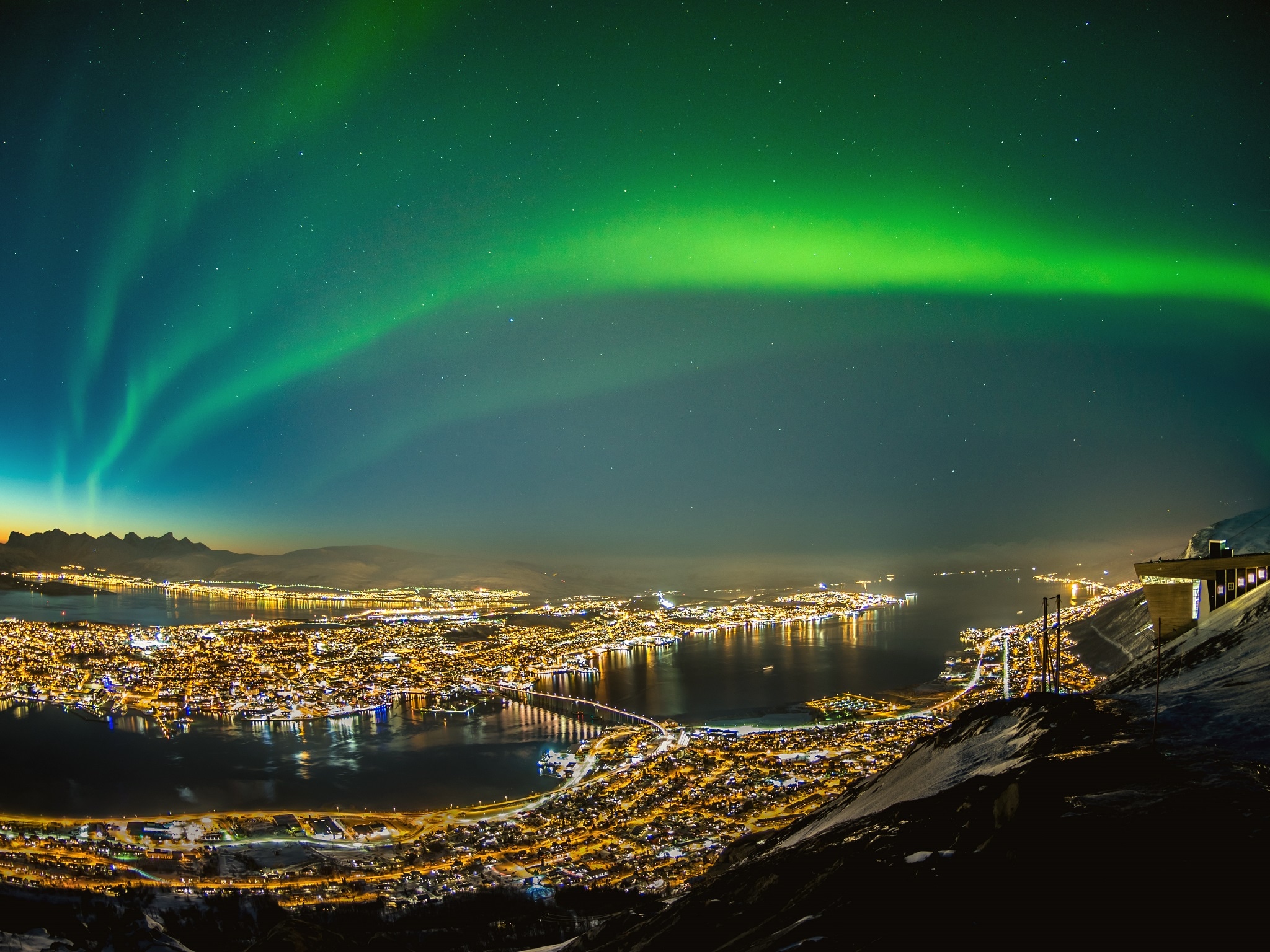 {"metadata_en_GB":{"alt-text":"Panoramic night view of Tromsø, Norway, featuring the Aurora Borealis, or Northern Lights, dancing across the sky."},"metadata_de_DE":{"alt-text":"Panorama-Nachtansicht von Tromsø, Norwegen, mit der Aurora Borealis, auch bekannt als Nordlicht, das über den Himmel tanzt."},"metadata_en_AU":{"alt-text":"Panoramic night view of Tromsø, Norway, featuring the Aurora Borealis, or Northern Lights, dancing across the sky."},"metadata_en_US":{"alt-text":"Panoramic night view of Tromsø, Norway, featuring the Aurora Borealis, or Northern Lights, dancing across the sky."}}