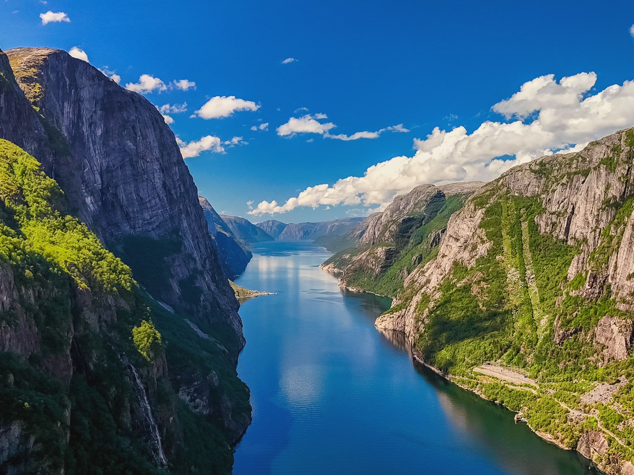 {"metadata_en_GB":{"alt-text":"Norwegian fjord, showcasing towering cliffs, lush greenery, and the crystal-clear waters of the fjord. Kjerag, Lysebotn, Lysefjorden, Norway in summer"},"metadata_de_DE":{"alt-text":"Norwegischer Fjord mit hoch aufragenden Klippen, üppigem Grün und kristallklarem Wasser. Kjerag, Lysebotn, Lysefjorden, Norwegen im Sommer"},"metadata_en_AU":{"alt-text":"Norwegian fjord, showcasing towering cliffs, lush greenery, and the crystal-clear waters of the fjord. Kjerag, Lysebotn, Lysefjorden, Norway in summer"},"metadata_en_US":{"alt-text":"Norwegian fjord, showcasing towering cliffs, lush greenery, and the crystal-clear waters of the fjord. Kjerag, Lysebotn, Lysefjorden, Norway in summer"}}