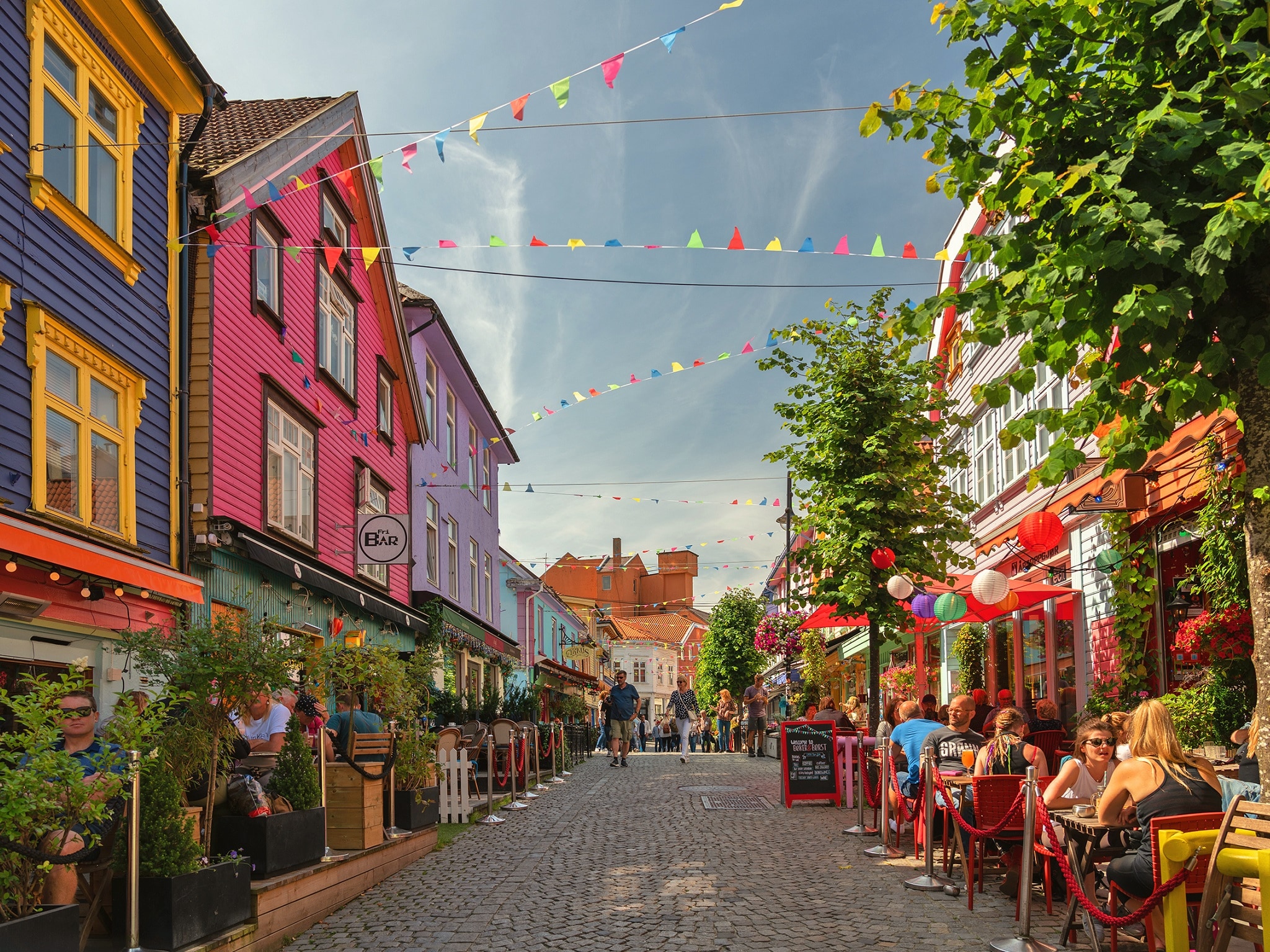 {"metadata_en_GB":{"alt-text":"Tourists on historical street in the old town of Stavanger, with multicolour wooden houses, Stavanger, Norway"},"metadata_de_DE":{"alt-text":"Touristen auf einer historischen Straße in der Altstadt von Stavanger mit bunten Holzhäusern, Stavanger, Norwegen"},"metadata_en_AU":{"alt-text":"Tourists on historical street in the old town of Stavanger, with multicolour wooden houses, Stavanger, Norway"},"metadata_en_US":{"alt-text":"Tourists on historical street in the old town of Stavanger, with multicolor wooden houses, Stavanger, Norway"}}