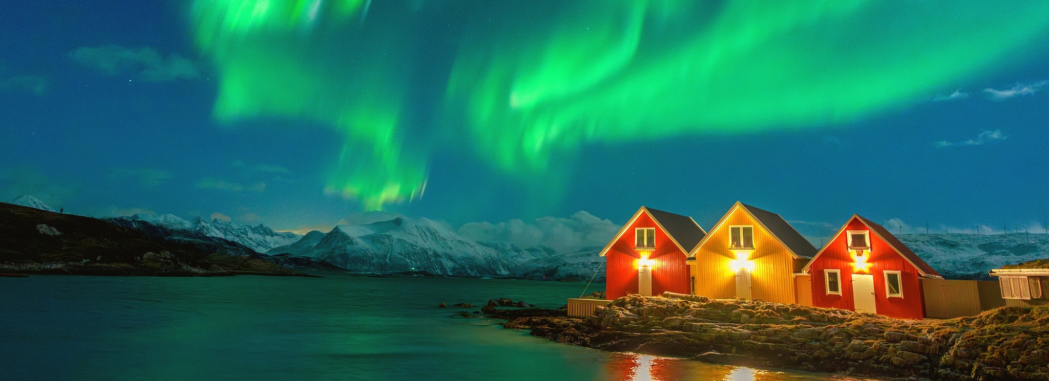 {"metadata_en_GB":{"alt-text":"Green lights of Aurora Borealis over snowcapped mountains and cabins by the sea, Sommaroy, Troms og Finnmark, Norway"},"metadata_en_AU":{"alt-text":"Green lights of Aurora Borealis over snowcapped mountains and cabins by the sea, Sommaroy, Troms og Finnmark, Norway"},"metadata_en_US":{"alt-text":"Green lights of Aurora Borealis over snowcapped mountains and cabins by the sea, Sommaroy, Troms og Finnmark, Norway"}}