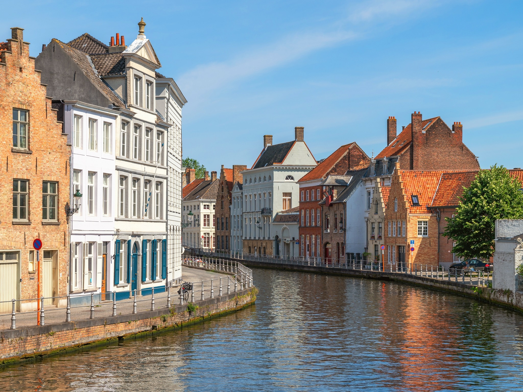 {"metadata_en_GB":{"alt-text":"This is a photo of architecture and Langerei canal in Bruges, Belgium"},"metadata_en_AU":{"alt-text":"This is a photo of architecture and Langerei canal in Bruges, Belgium"},"metadata_en_US":{"alt-text":"This is a photo of architecture and Langerei canal in Bruges, Belgium"}}