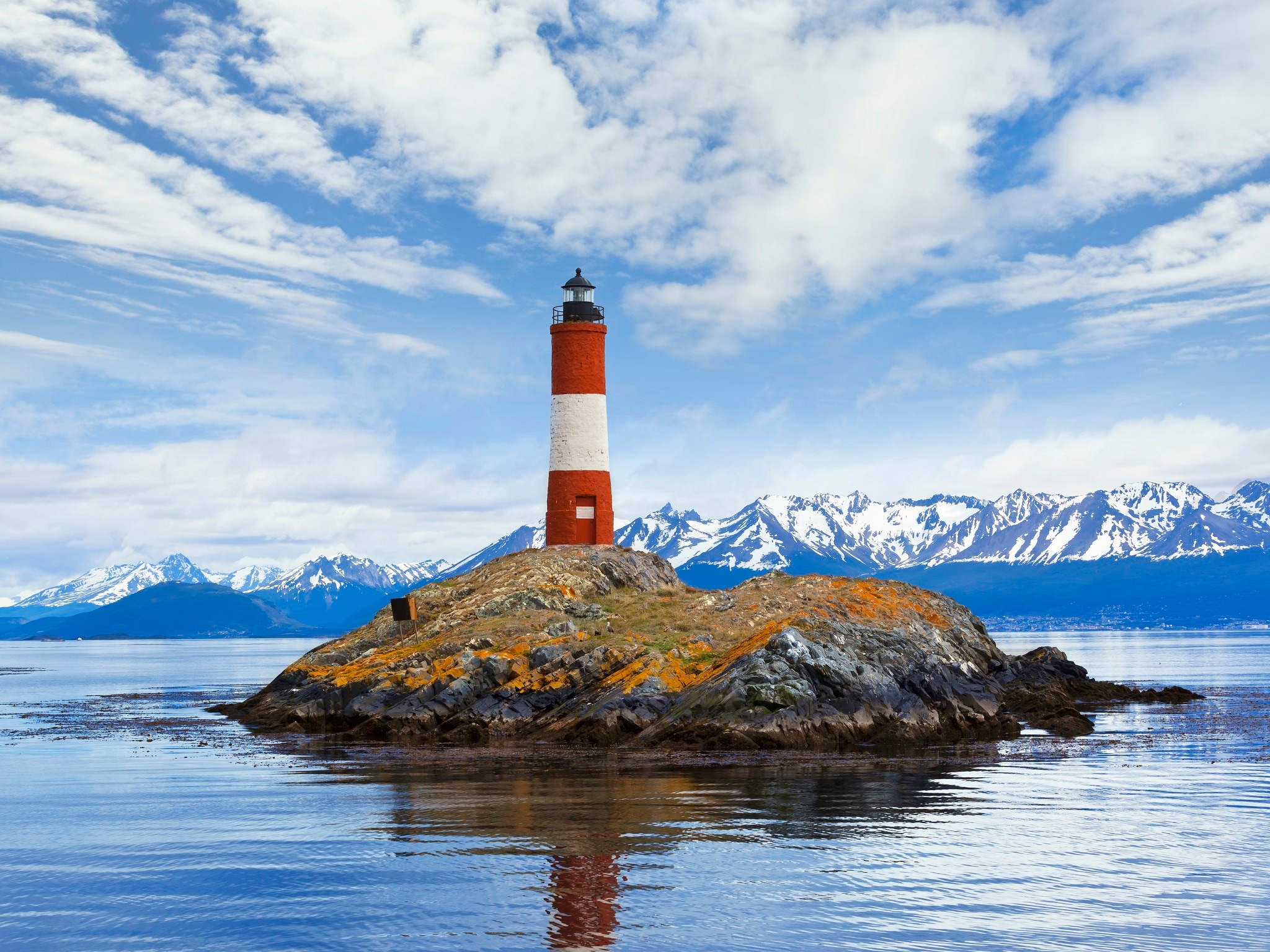 {"metadata_en_GB":{"alt-text":"A daytime, eye-level shot of the iconic red-and-white striped Les Eclaireurs Lighthouse perched on a small, moss-dusted rocky outcrop in the middle of the calm blue Beagle Channel near Ushuaia, Argentina. In the distance, a vast chain of snow-capped mountains stretches across the horizon beneath a bright blue sky filled with scattered white clouds."},"metadata_de_DE":{"alt-text":"A daytime, eye-level shot of the iconic red-and-white striped Les Eclaireurs Lighthouse perched on a small, moss-dusted rocky outcrop in the middle of the calm blue Beagle Channel near Ushuaia, Argentina. In the distance, a vast chain of snow-capped mountains stretches across the horizon beneath a bright blue sky filled with scattered white clouds."},"metadata_en_AU":{"alt-text":"A daytime, eye-level shot of the iconic red-and-white striped Les Eclaireurs Lighthouse perched on a small, moss-dusted rocky outcrop in the middle of the calm blue Beagle Channel near Ushuaia, Argentina. In the distance, a vast chain of snow-capped mountains stretches across the horizon beneath a bright blue sky filled with scattered white clouds."},"metadata_en_US":{"alt-text":"A daytime, eye-level shot of the iconic red-and-white striped Les Eclaireurs Lighthouse perched on a small, moss-dusted rocky outcrop in the middle of the calm blue Beagle Channel near Ushuaia, Argentina. In the distance, a vast chain of snow-capped mountains stretches across the horizon beneath a bright blue sky filled with scattered white clouds."}}