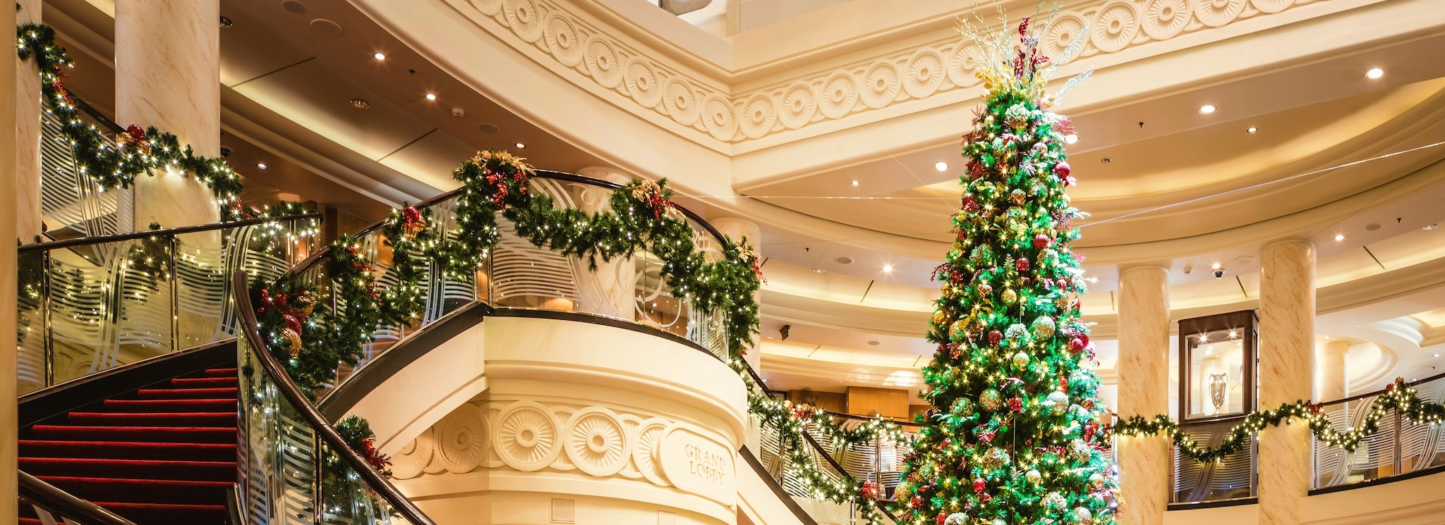 Christmas decorations on board Cunard's Queen Mary 2.Picture date: Friday December 15, 2017.Photograph by Christopher Ison ©07544044177chris@christopherison.comwww.christopherison.comImage provided to Cunard with a licence providing full global marketing rights to use this image for advertising, marketing and PR for five years from date of shoot.
