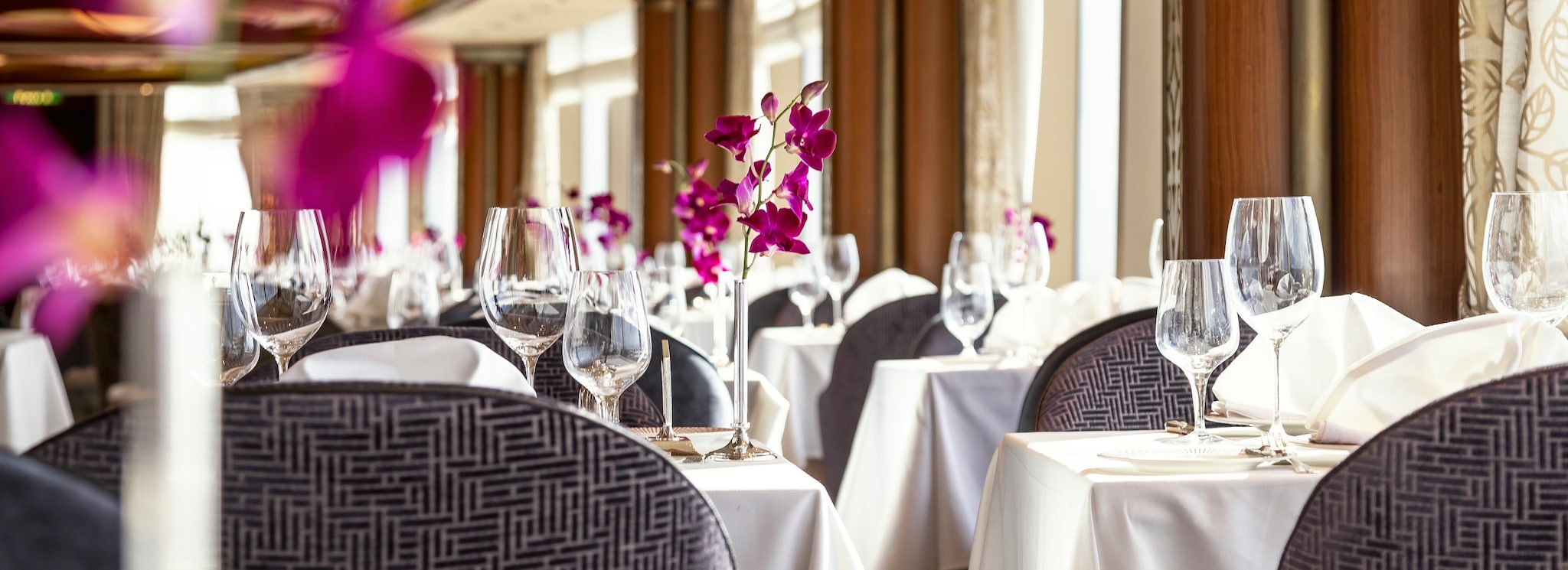 {"metadata_en_GB":{"alt-text":"The Queens Grill restaurant on board Queen Elizabeth"},"metadata_de_DE":{"alt-text":"The Queens Grill restaurant on board Queen Elizabeth"},"metadata_en_AU":{"alt-text":"The Queens Grill restaurant on board Queen Elizabeth"},"metadata_en_US":{"alt-text":"The Queens Grill restaurant on board Queen Elizabeth"}}