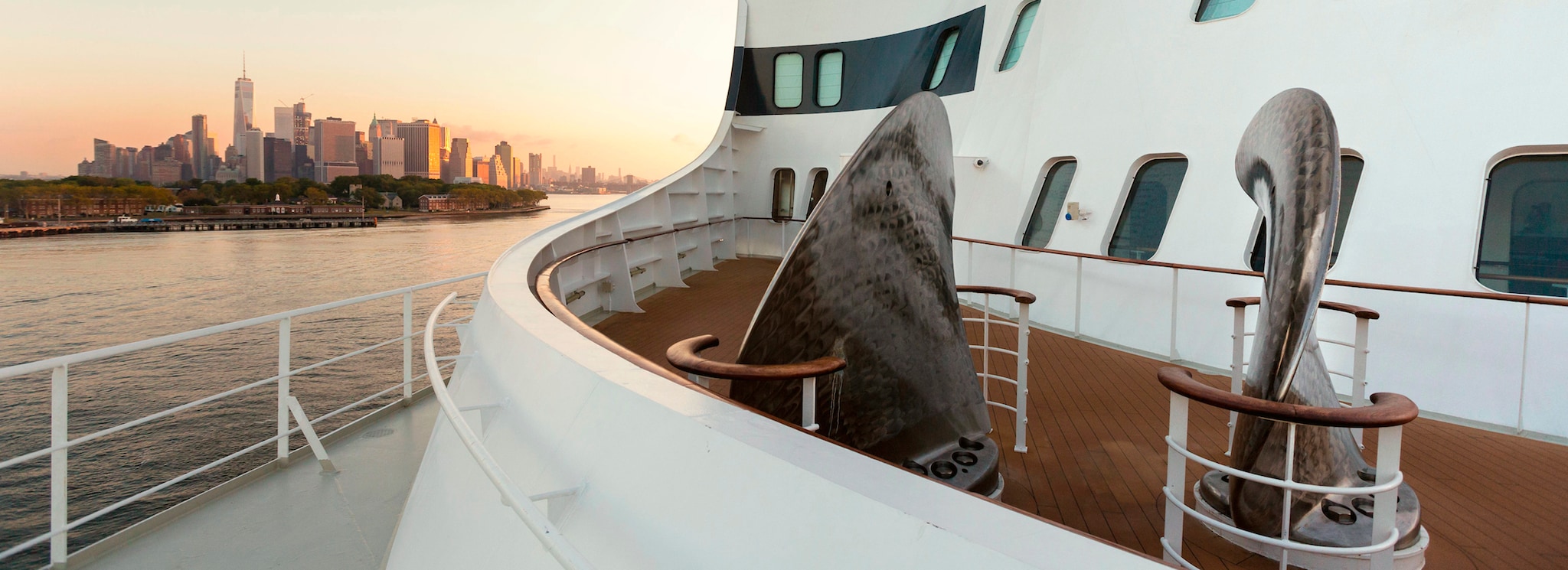 {"metadata_en_GB":{"alt-text":"Forward promenade deck on board Queen Mary 2"},"metadata_de_DE":{"alt-text":"Forward promenade deck on board Queen Mary 2"},"metadata_en_AU":{"alt-text":"Forward promenade deck on board Queen Mary 2"},"metadata_en_US":{"alt-text":"Forward promenade deck on board Queen Mary 2"}}