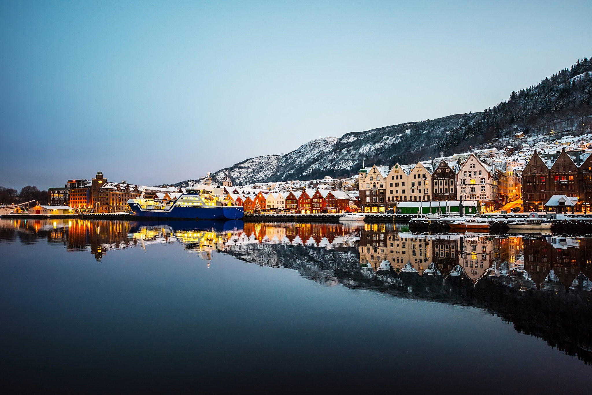 {"metadata_en_GB":{"alt-text":"Scenic view of Bryggen, the historic wharf district in Bergen, Norway, during a winter twilight. "},"metadata_de_DE":{"alt-text":"Malerischer Blick auf Bryggen, das historische Hafenviertel in Bergen, Norwegen, während der winterlichen Dämmerung."},"metadata_en_AU":{"alt-text":"Scenic view of Bryggen, the historic wharf district in Bergen, Norway, during a winter twilight. "},"metadata_en_US":{"alt-text":"Scenic view of Bryggen, the historic wharf district in Bergen, Norway, during a winter twilight. "}}
