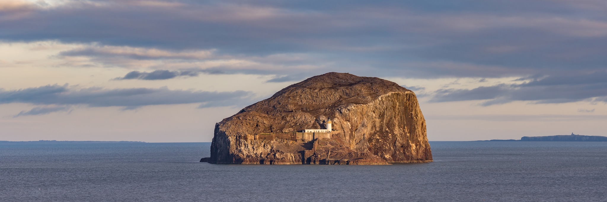 {"metadata_en_GB":{"alt-text":"The image shows Bass Rock, an island in the Firth of Forth off the coast of East Lothian, Scotland. It is a volcanic plug that rises 107 meters (351 feet) above the water."},"metadata_de_DE":{"alt-text":"Das Bild zeigt Bass Rock, eine Insel im Firth of Forth vor der Küste von East Lothian, Schottland. Es handelt sich um einen Vulkankegel, der sich 107 Meter über dem Wasserspiegel erhebt."},"metadata_en_AU":{"alt-text":"The image shows Bass Rock, an island in the Firth of Forth off the coast of East Lothian, Scotland. It is a volcanic plug that rises 107 meters (351 feet) above the water."},"metadata_en_US":{"alt-text":"The image shows Bass Rock, an island in the Firth of Forth off the coast of East Lothian, Scotland. It is a volcanic plug that rises 107 meters (351 feet) above the water."}}