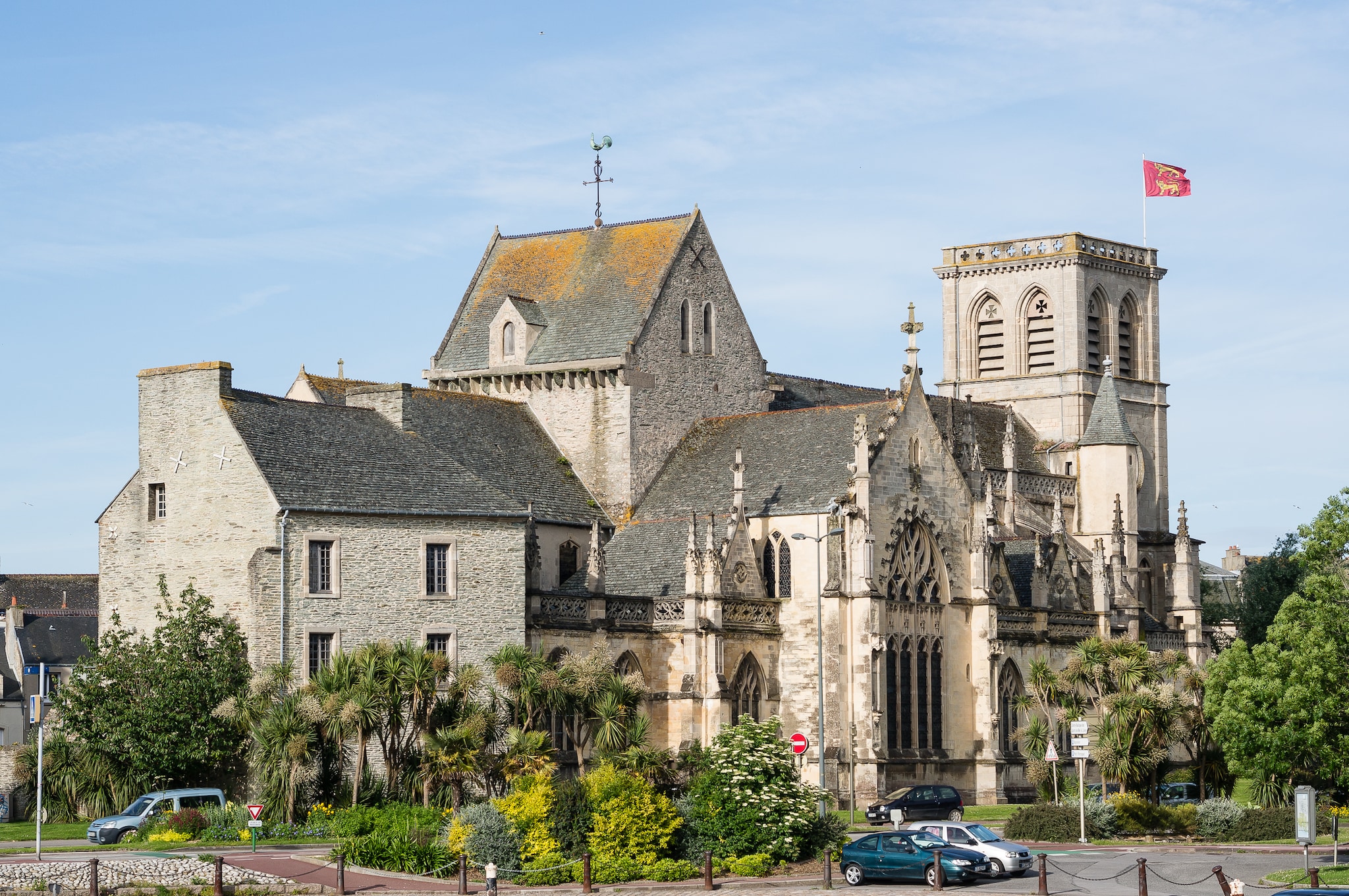{"metadata_en_GB":{"alt-text":"The image displays the Basilique Sainte-Trinité (Basilica of the Holy Trinity) located in Cherbourg-en-Cotentin, Normandy, France."},"metadata_de_DE":{"alt-text":"Das Bild zeigt die Basilique Sainte-Trinité (Basilika der Heiligen Dreifaltigkeit) in Cherbourg-en-Cotentin, Normandie, Frankreich."},"metadata_en_AU":{"alt-text":"The image displays the Basilique Sainte-Trinité (Basilica of the Holy Trinity) located in Cherbourg-en-Cotentin, Normandy, France."},"metadata_en_US":{"alt-text":"The image displays the Basilique Sainte-Trinité (Basilica of the Holy Trinity) located in Cherbourg-en-Cotentin, Normandy, France."}}