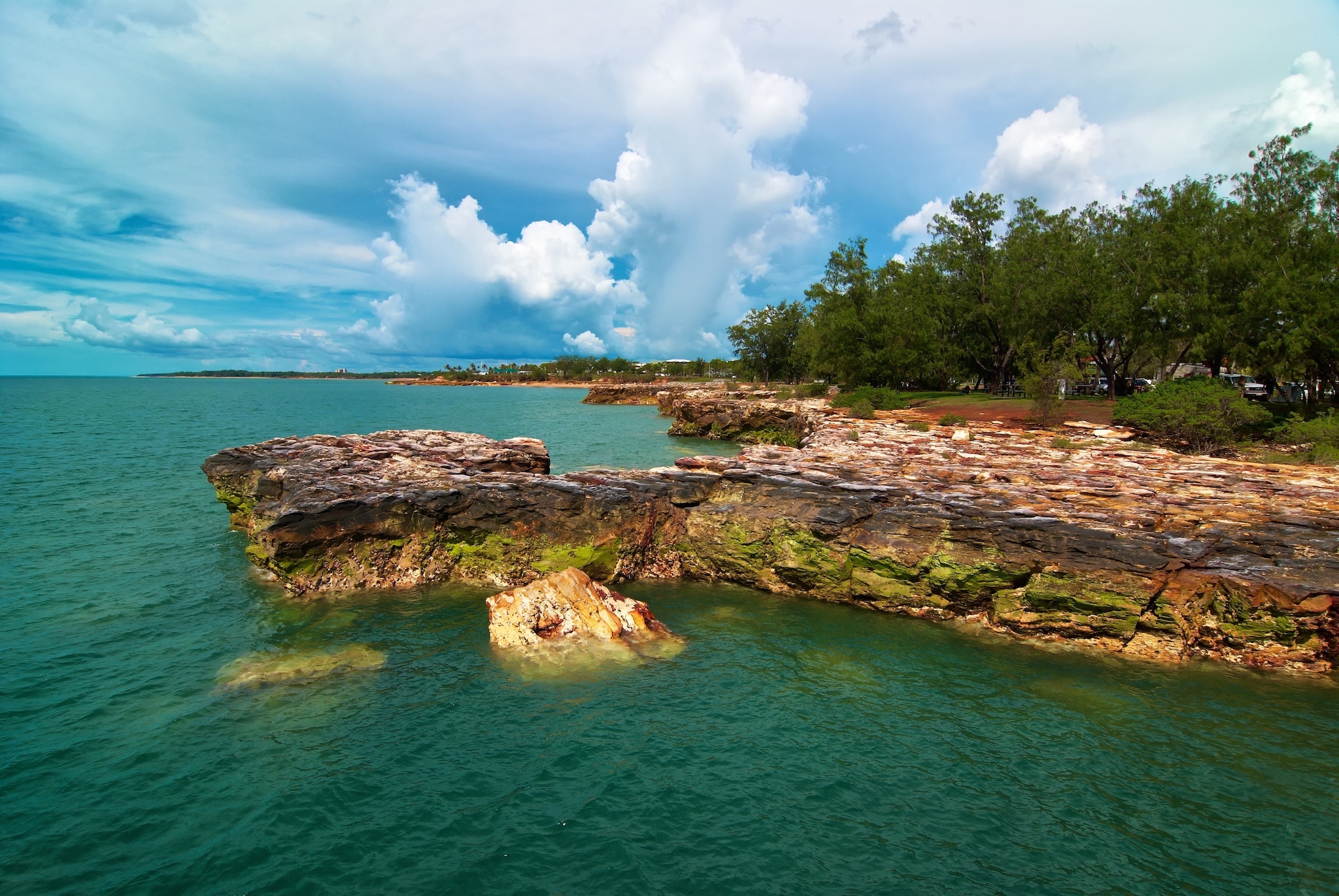 {"metadata_en_GB":{"alt-text":"This image shows a rocky coastline along the Timor Sea in Darwin, Australia. "},"metadata_de_DE":{"alt-text":"Dieses Bild zeigt eine felsige Küste entlang der Timorsee in Darwin, Australien."},"metadata_en_AU":{"alt-text":"This image shows a rocky coastline along the Timor Sea in Darwin, Australia. "},"metadata_en_US":{"alt-text":"This image shows a rocky coastline along the Timor Sea in Darwin, Australia. "}}