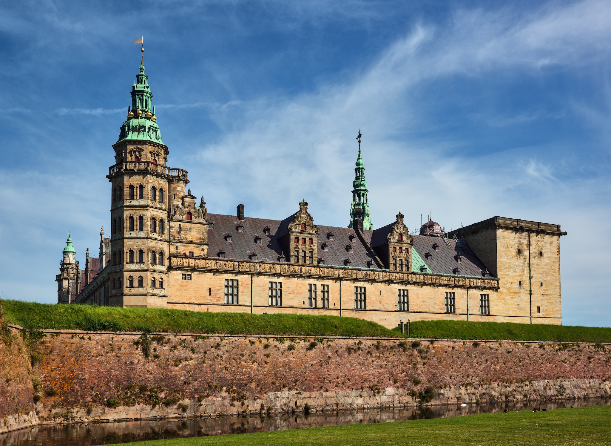 {"metadata_en_GB":{"alt-text":"Scenic view of Kronborg Castle, located in the town of Helsingør, Denmark. "},"metadata_de_DE":{"alt-text":"Malerischer Blick auf das Schloss Kronborg in der Stadt Helsingør, Dänemark."},"metadata_en_AU":{"alt-text":"Scenic view of Kronborg Castle, located in the town of Helsingør, Denmark. "},"metadata_en_US":{"alt-text":"Scenic view of Kronborg Castle, located in the town of Helsingør, Denmark. "}}