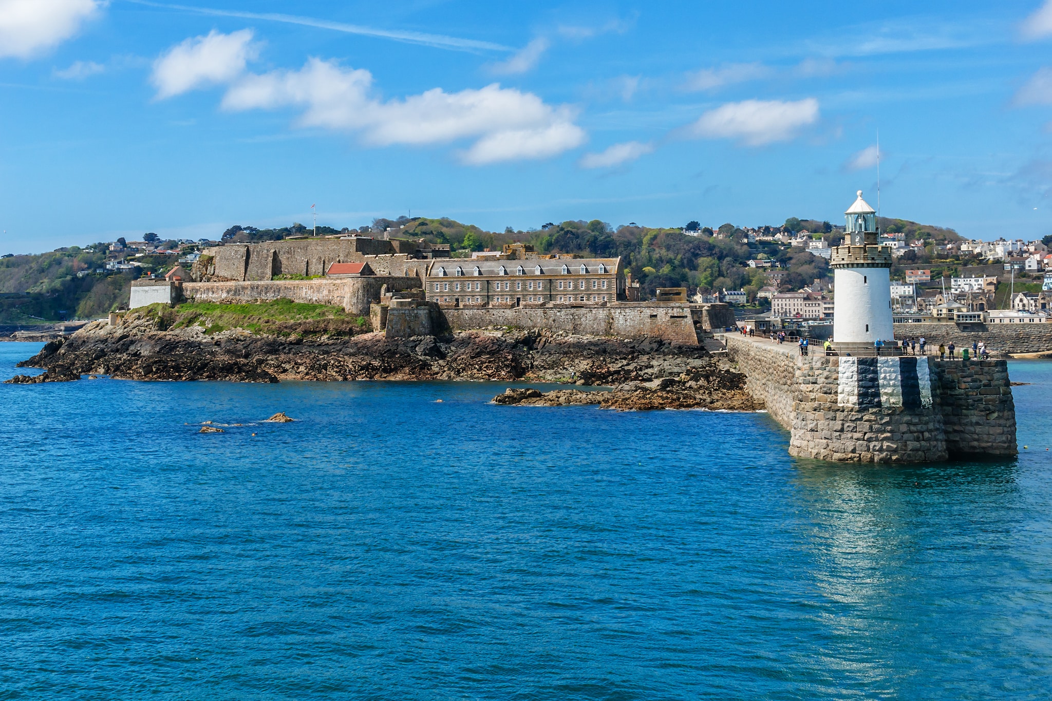 {"metadata_en_GB":{"alt-text":"Scenic view of Castle Cornet and the Castle Breakwater Lighthouse in Saint Peter Port, Guernsey."},"metadata_de_DE":{"alt-text":"Malerischer Blick auf Castle Cornet und den Castle Breakwater Lighthouse in Saint Peter Port, Guernsey."},"metadata_en_AU":{"alt-text":"Scenic view of Castle Cornet and the Castle Breakwater Lighthouse in Saint Peter Port, Guernsey."},"metadata_en_US":{"alt-text":"Scenic view of Castle Cornet and the Castle Breakwater Lighthouse in Saint Peter Port, Guernsey."}}