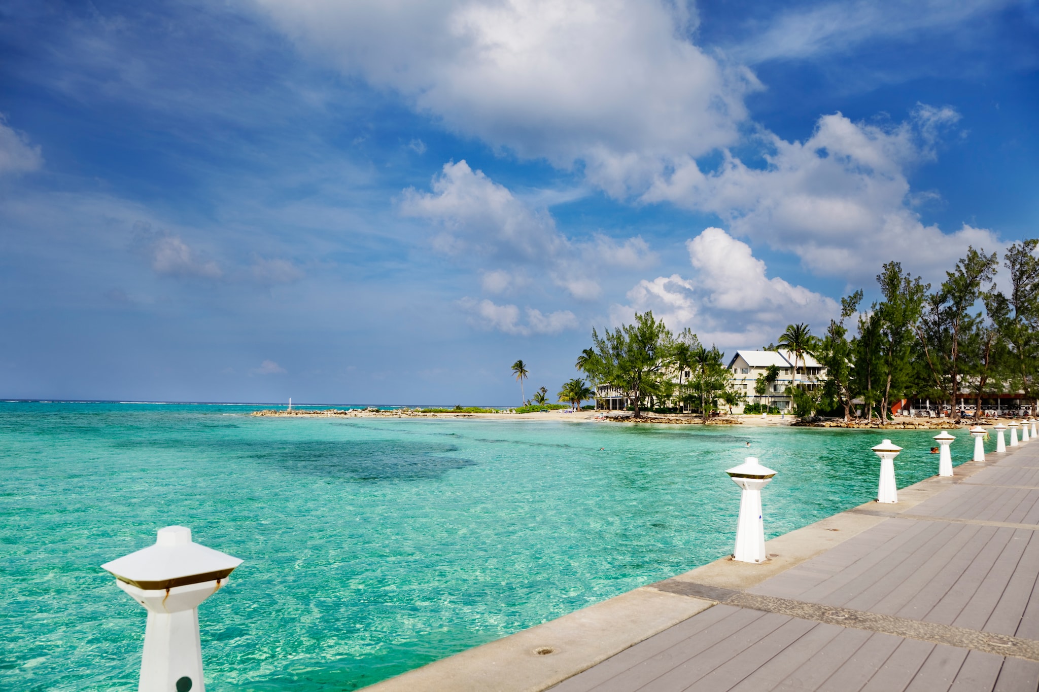 {"metadata_en_GB":{"alt-text":"Clear water, palm trees and boardwalk in Grand Cayman, Cayman Islands"},"metadata_en_AU":{"alt-text":"Clear water, palm trees and boardwalk in Grand Cayman, Cayman Islands"},"metadata_en_US":{"alt-text":"Clear water, palm trees and boardwalk in Grand Cayman, Cayman Islands"}}