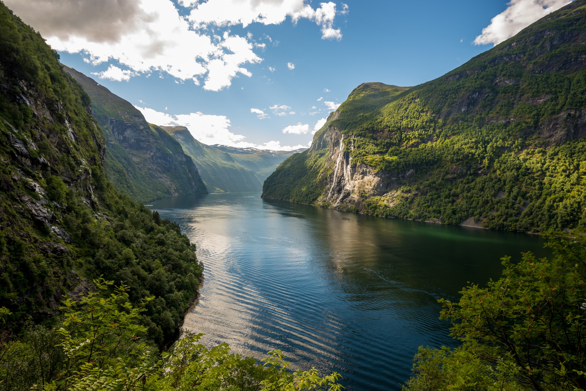 {"metadata_en_GB":{"alt-text":"Just one of the many waterfalls seen along Geirangerfjord, on a summer's day."},"metadata_en_AU":{"alt-text":"Just one of the many waterfalls seen along Geirangerfjord, on a summer's day."},"metadata_en_US":{"alt-text":"Just one of the many waterfalls seen along Geirangerfjord, on a summer's day."}}
