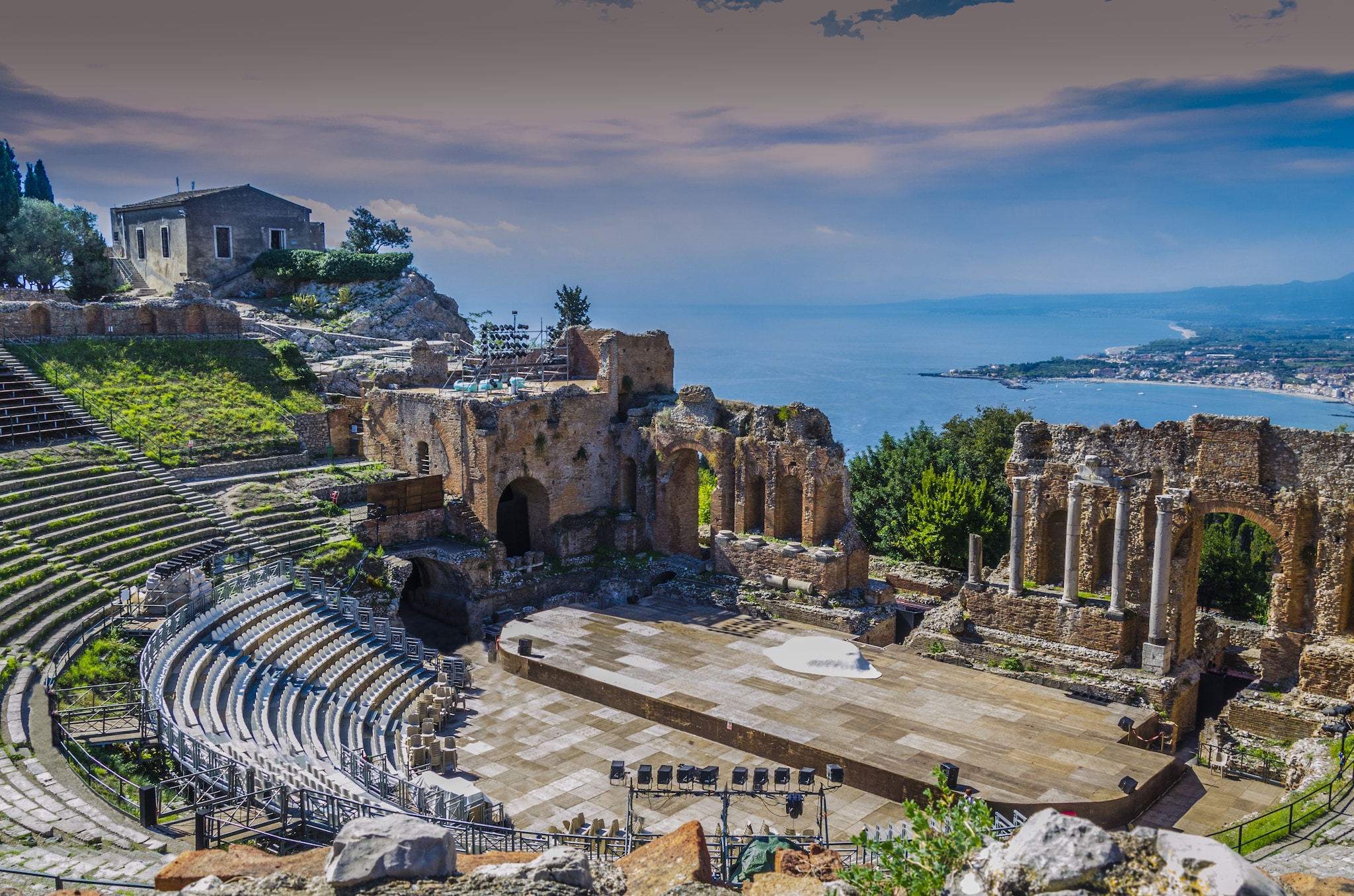 {"metadata_en_GB":{"alt-text":"Taormina (Giardini Naxos), Italy - Mediterranean cruises"},"metadata_en_AU":{"alt-text":"Taormina (Giardini Naxos), Italy - Mediterranean cruises"},"metadata_en_US":{"alt-text":"Taormina (Giardini Naxos), Italy - Mediterranean cruises"}}