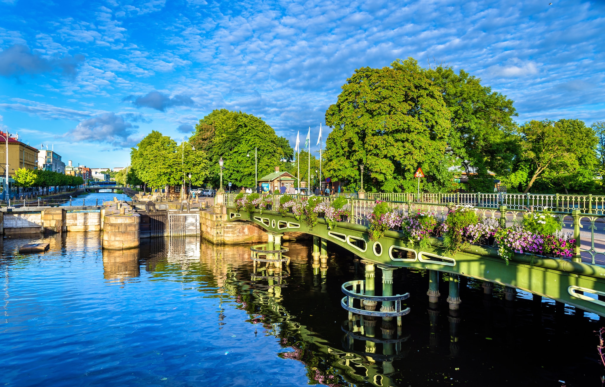 {"metadata_en_GB":{"alt-text":"Scenic view of the canal in the historic centre of Gothenburg, Sweden. "},"metadata_de_DE":{"alt-text":"Malerischer Blick auf den Kanal im historischen Zentrum von Göteborg, Schweden."},"metadata_en_AU":{"alt-text":"Scenic view of the canal in the historic centre of Gothenburg, Sweden. "},"metadata_en_US":{"alt-text":"Scenic view of the canal in the historic centre of Gothenburg, Sweden. "}}