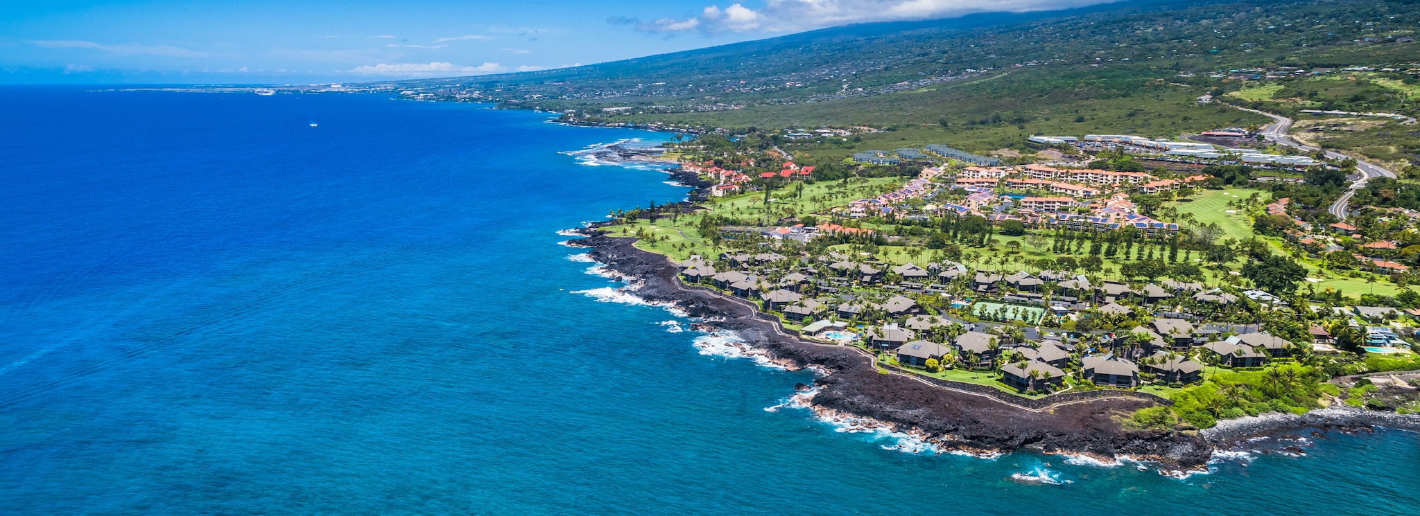 {"metadata_en_GB":{"alt-text":"Aerial view of the coastline in Kailua-Kona on the Big Island of Hawaii, USA"},"metadata_de_DE":{"alt-text":"Luftaufnahme der Küstenlinie in Kailua-Kona auf der Big Island von Hawaii, USA"},"metadata_en_AU":{"alt-text":"Aerial view of the coastline in Kailua-Kona on the Big Island of Hawaii, USA"},"metadata_en_US":{"alt-text":"Aerial view of the coastline in Kailua-Kona on the Big Island of Hawaii, USA"}}