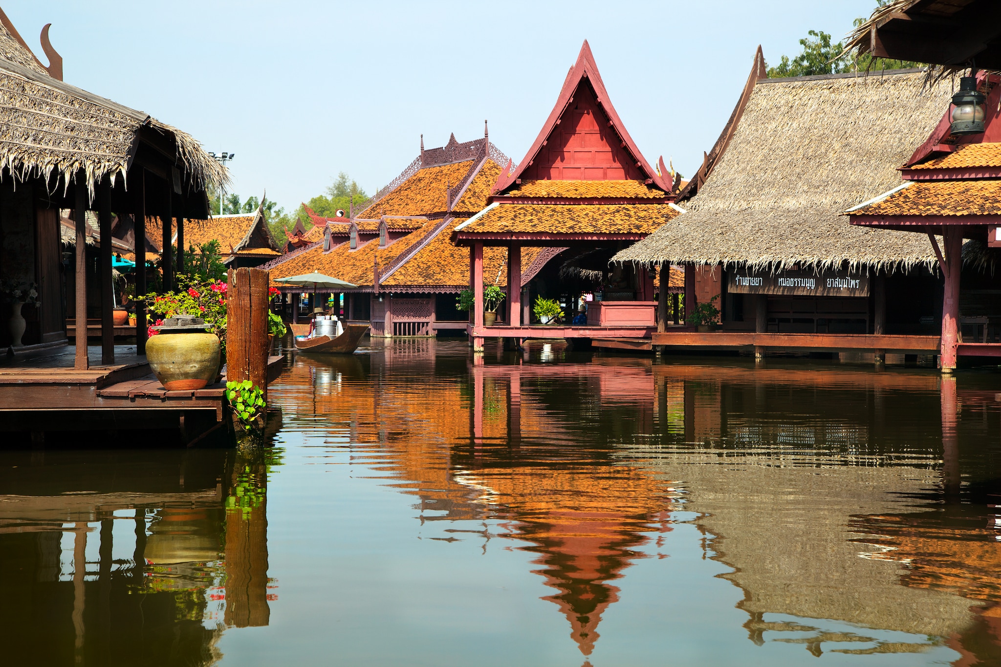 {"metadata_en_GB":{"alt-text":"The image depicts the Floating Market within the Ancient City (Muang Boran) park in Bangkok, Thailand."},"metadata_de_DE":{"alt-text":"Das Bild zeigt den schwimmenden Markt im Park der antiken Stadt (Muang Boran) in Bangkok, Thailand."},"metadata_en_AU":{"alt-text":"The image depicts the Floating Market within the Ancient City (Muang Boran) park in Bangkok, Thailand."},"metadata_en_US":{"alt-text":"The image depicts the Floating Market within the Ancient City (Muang Boran) park in Bangkok, Thailand."}}