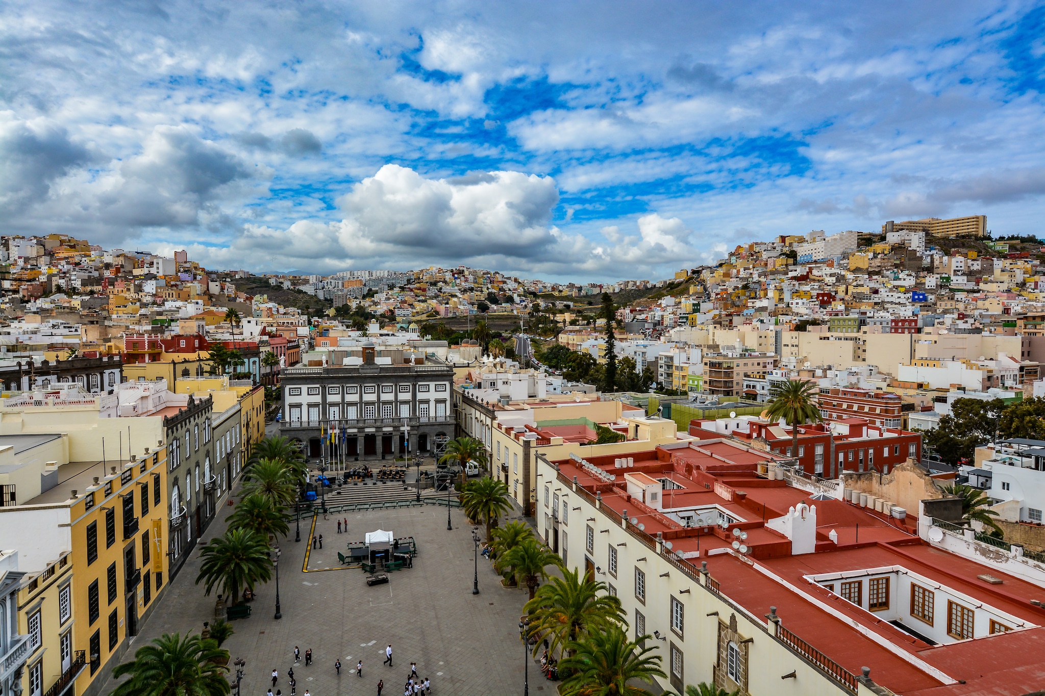 {"metadata_en_GB":{"alt-text":"Panoramic view of Plaza Santa Ana in the Vegueta neighborhood of Las Palmas de Gran Canaria, Spain."},"metadata_de_DE":{"alt-text":"Panoramablick auf die Plaza Santa Ana im Stadtteil Vegueta von Las Palmas de Gran Canaria, Spanien."},"metadata_en_AU":{"alt-text":"Panoramic view of Plaza Santa Ana in the Vegueta neighborhood of Las Palmas de Gran Canaria, Spain."},"metadata_en_US":{"alt-text":"Panoramic view of Plaza Santa Ana in the Vegueta neighborhood of Las Palmas de Gran Canaria, Spain."}}