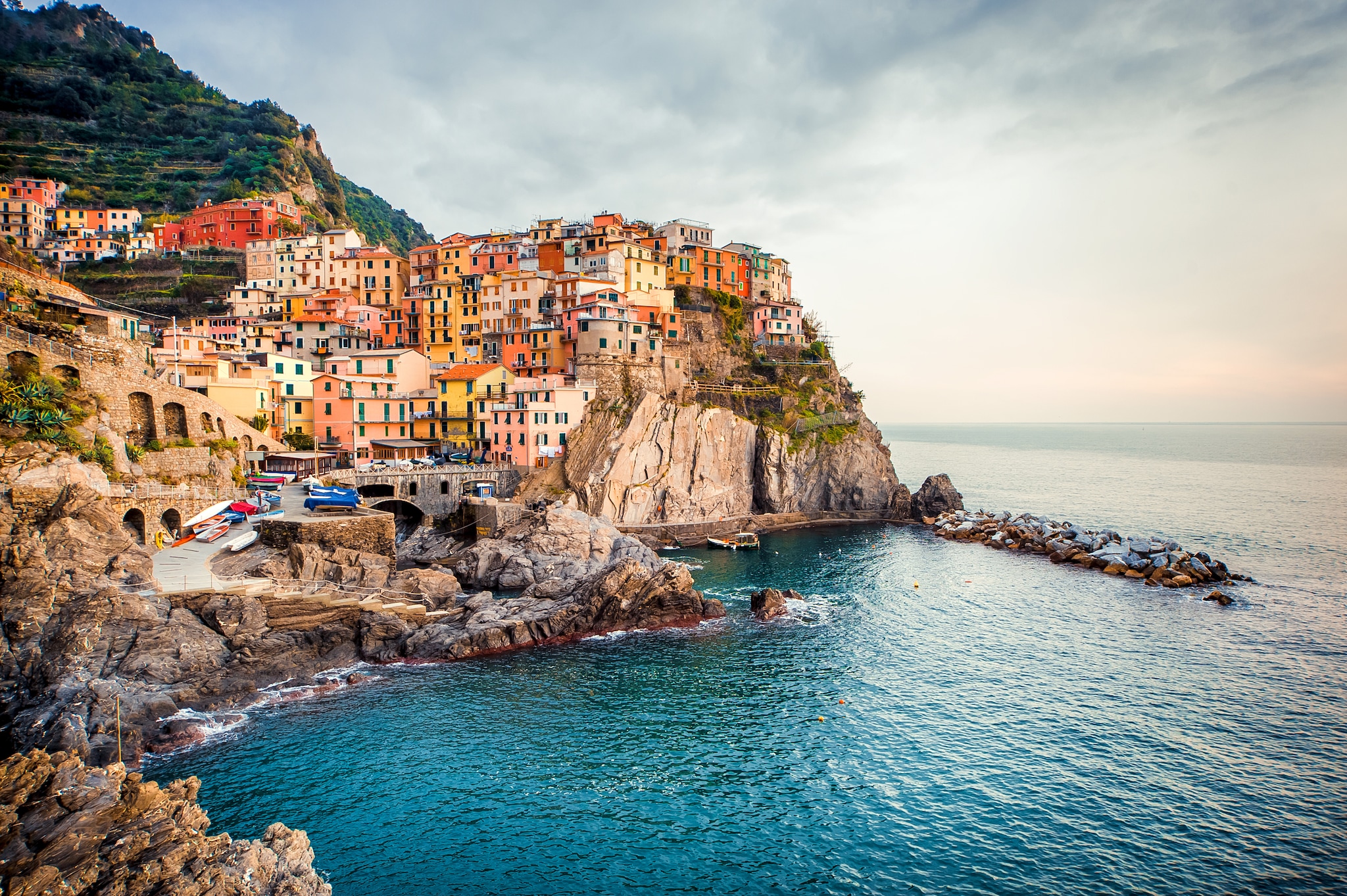 {"metadata_en_GB":{"alt-text":"Scenic view of the village of Manarola, located along the Ligurian coast in Italy."},"metadata_de_DE":{"alt-text":"Malerischer Blick auf das Dorf Manarola an der ligurischen Küste in Italien."},"metadata_en_AU":{"alt-text":"Scenic view of the village of Manarola, located along the Ligurian coast in Italy."},"metadata_en_US":{"alt-text":"Scenic view of the village of Manarola, located along the Ligurian coast in Italy."}}