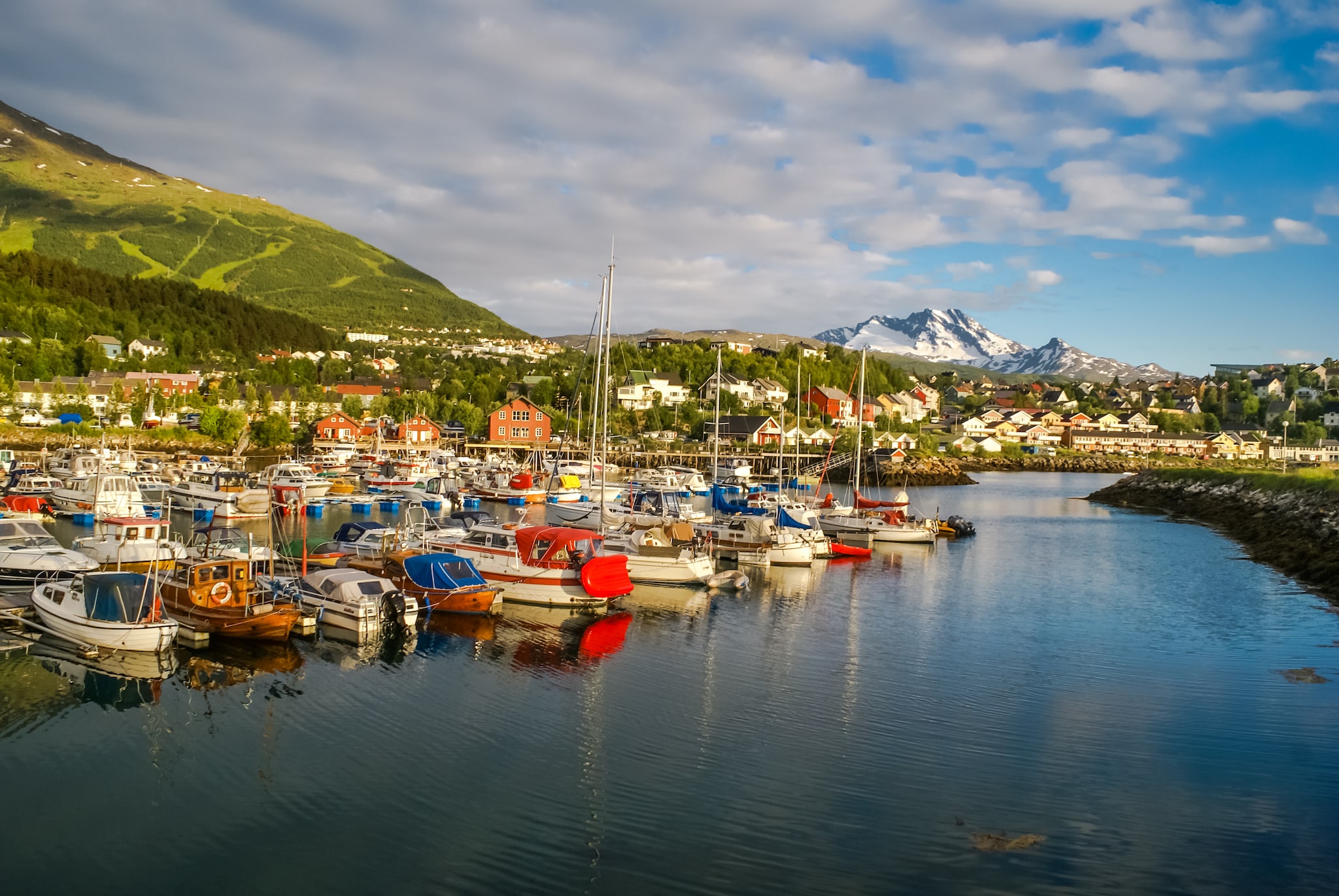 {"metadata_en_GB":{"alt-text":"This image shows the harbour in Narvik, Norway, located in the northern part of the country."},"metadata_de_DE":{"alt-text":"Dieses Bild zeigt den Hafen von Narvik in Norwegen, der sich im Norden des Landes befindet."},"metadata_en_AU":{"alt-text":"This image shows the harbour in Narvik, Norway, located in the northern part of the country."},"metadata_en_US":{"alt-text":"This image shows the harbour in Narvik, Norway, located in the northern part of the country."}}