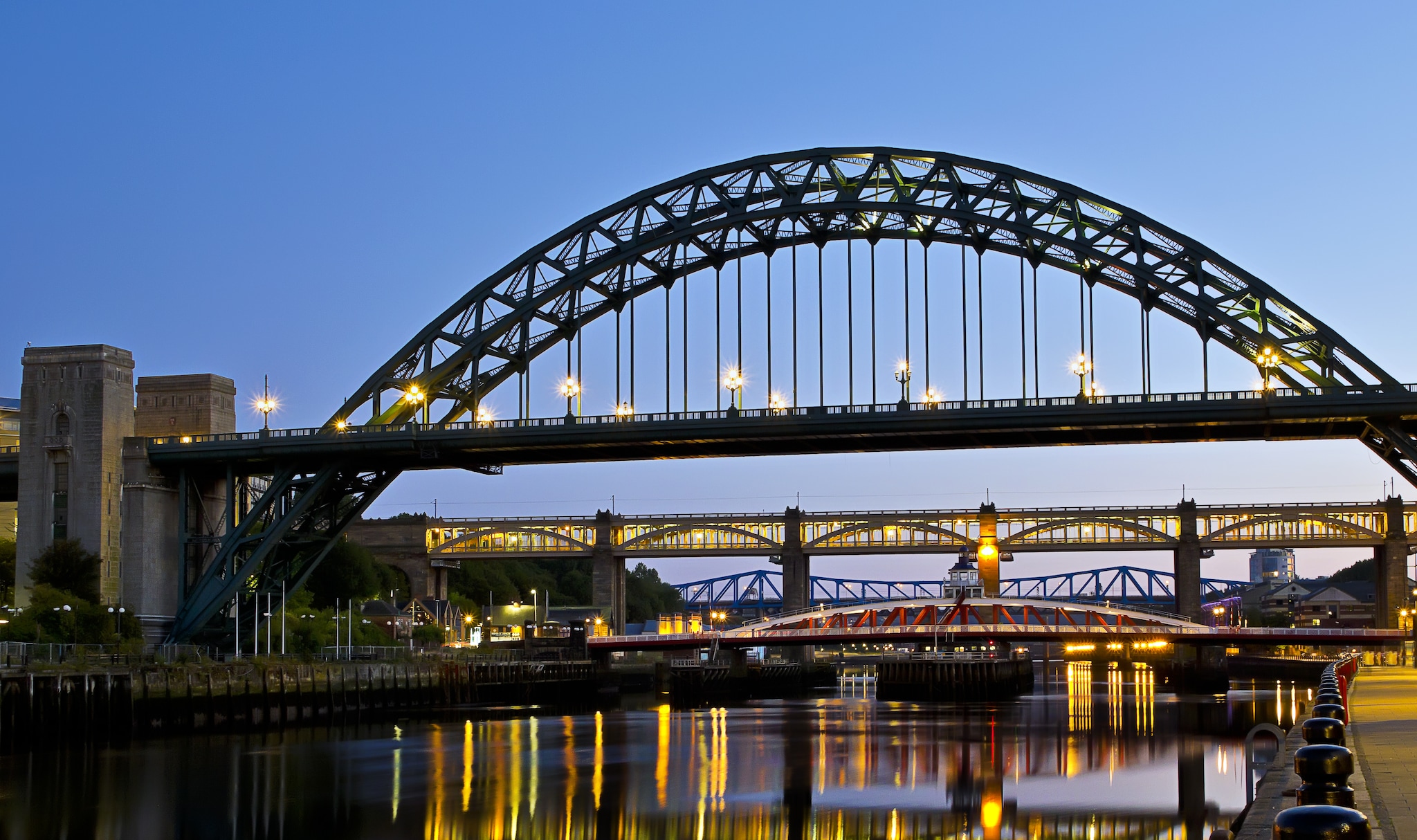 {"metadata_en_GB":{"alt-text":"This image features the iconic Tyne Bridge spanning the River Tyne, Newcastle, England."},"metadata_de_DE":{"alt-text":"Dieses Bild zeigt die berühmte Tyne Bridge, die den Fluss Tyne in Newcastle, England, überspannt."},"metadata_en_AU":{"alt-text":"This image features the iconic Tyne Bridge spanning the River Tyne, Newcastle, England."},"metadata_en_US":{"alt-text":"This image features the iconic Tyne Bridge spanning the River Tyne, Newcastle, England."}}