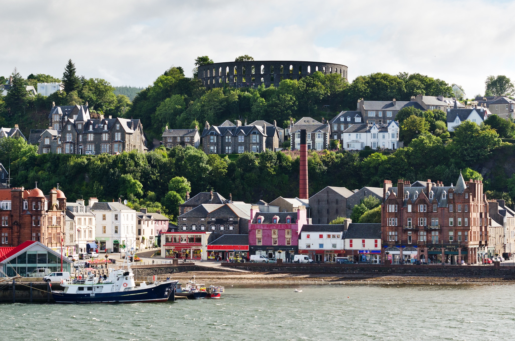 {"metadata_en_GB":{"alt-text":"Scenic view of Oban, a prominent town on the west coast of Scotland."},"metadata_de_DE":{"alt-text":"Malerischer Blick auf Oban, eine bedeutende Stadt an der Westküste Schottlands."},"metadata_en_AU":{"alt-text":"Scenic view of Oban, a prominent town on the west coast of Scotland."},"metadata_en_US":{"alt-text":"Scenic view of Oban, a prominent town on the west coast of Scotland."}}
