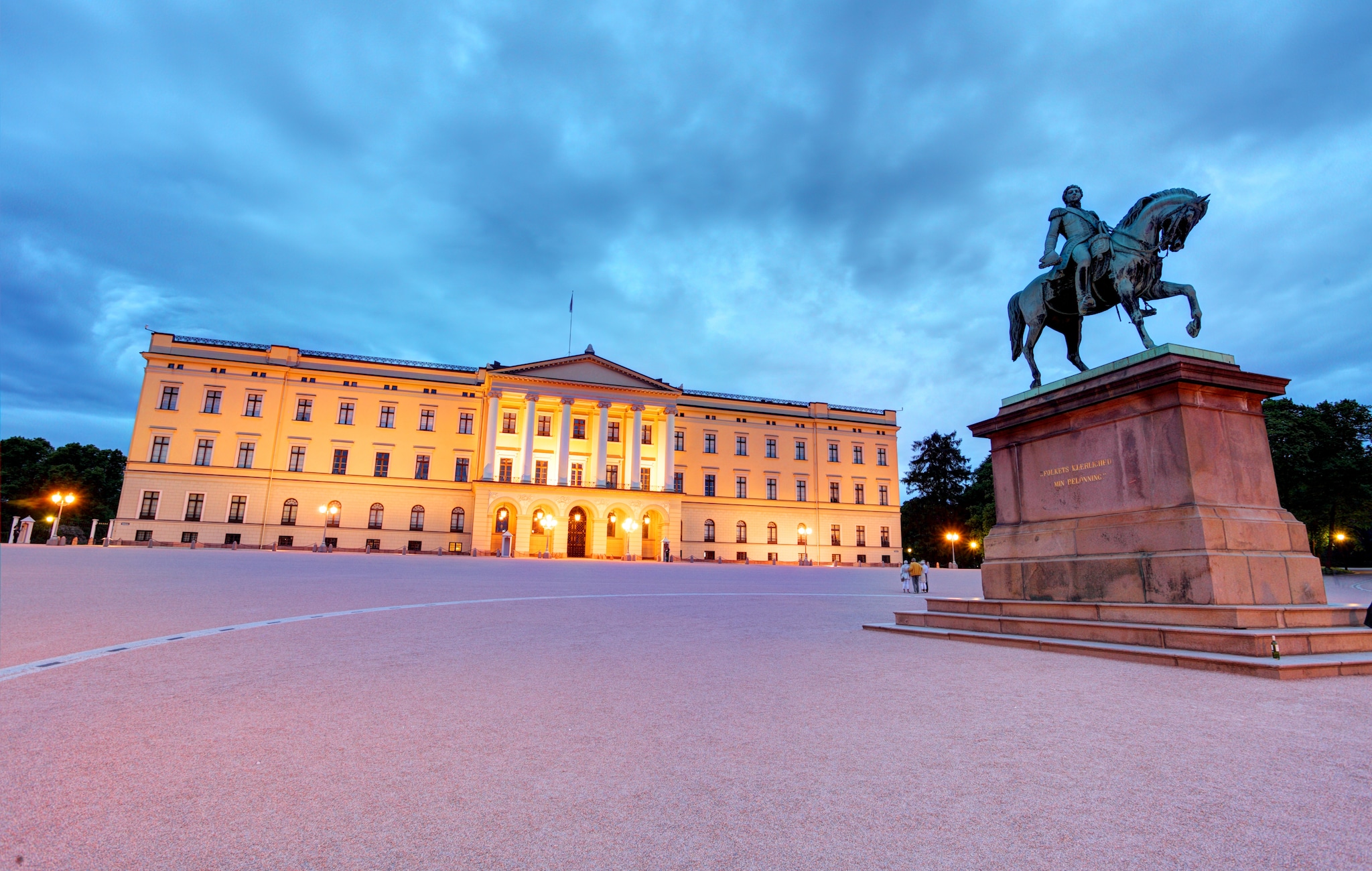{"metadata_en_GB":{"alt-text":"This image shows the Royal Palace in Oslo, Norway, which serves as the official residence of the current Norwegian monarch."},"metadata_de_DE":{"alt-text":"Dieses Bild zeigt den Königspalast in Oslo, Norwegen, der als offizielle Residenz des derzeitigen norwegischen Monarchen dient."},"metadata_en_AU":{"alt-text":"This image shows the Royal Palace in Oslo, Norway, which serves as the official residence of the current Norwegian monarch."},"metadata_en_US":{"alt-text":"This image shows the Royal Palace in Oslo, Norway, which serves as the official residence of the current Norwegian monarch."}}