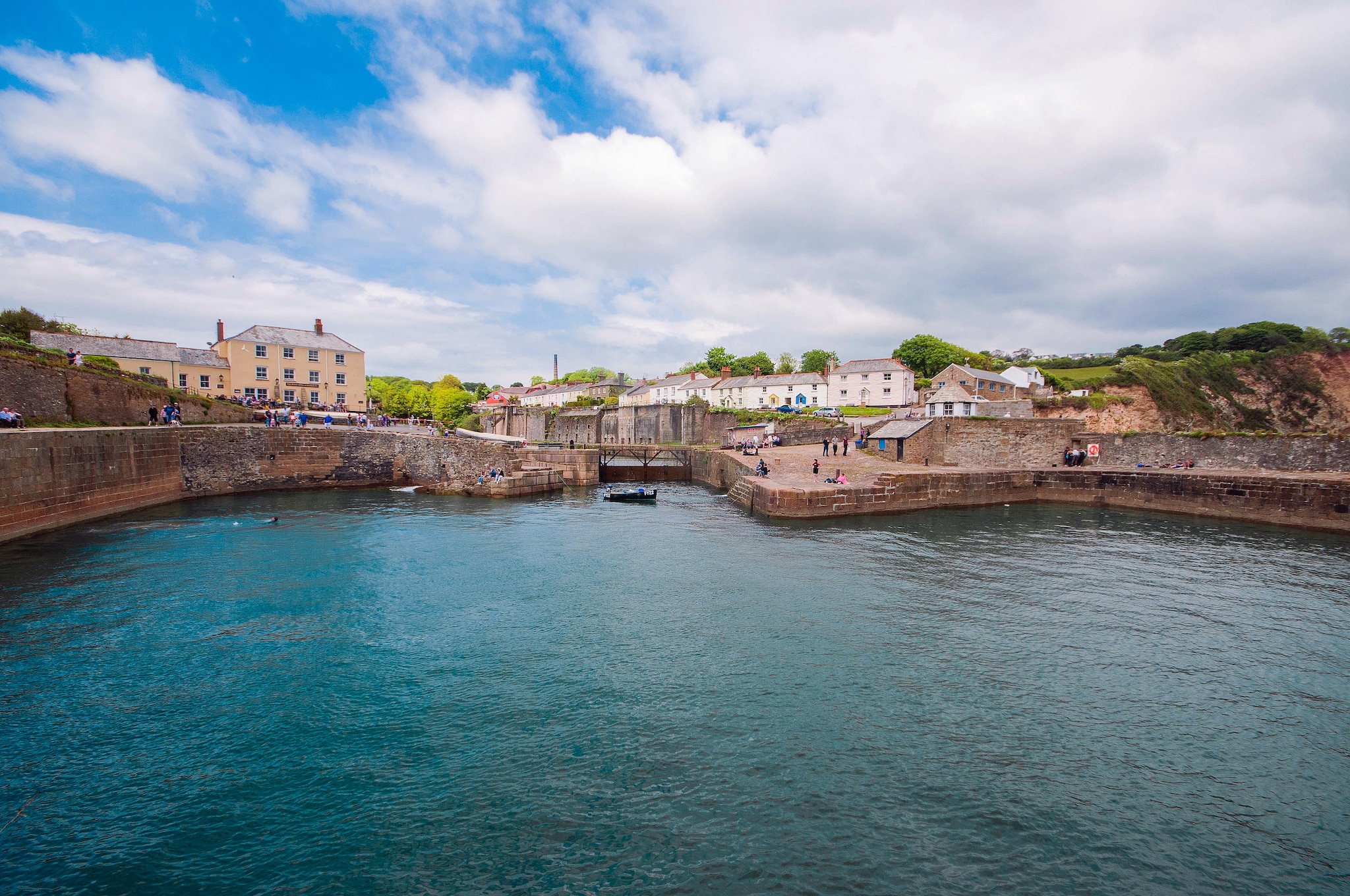 {"metadata_en_GB":{"alt-text":"This image shows Charlestown Harbour, a historic Georgian working port located on the south coast of Cornwall, England."},"metadata_de_DE":{"alt-text":"Dieses Bild zeigt den Hafen von Charlestown, einen historischen georgianischen Arbeitshafen an der Südküste von Cornwall, England."},"metadata_en_AU":{"alt-text":"This image shows Charlestown Harbour, a historic Georgian working port located on the south coast of Cornwall, England."},"metadata_en_US":{"alt-text":"This image shows Charlestown Harbour, a historic Georgian working port located on the south coast of Cornwall, England."}}