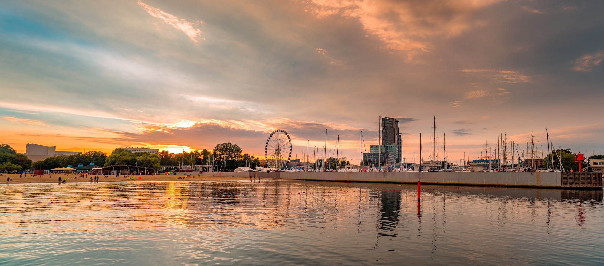 {"metadata_en_GB":{"alt-text":"Scenic sunset view of the Gdynia Marina and beach in Gdynia, Poland."},"metadata_de_DE":{"alt-text":"Malerischer Sonnenuntergang über dem Yachthafen und Strand von Gdynia, Polen."},"metadata_en_AU":{"alt-text":"Scenic sunset view of the Gdynia Marina and beach in Gdynia, Poland."},"metadata_en_US":{"alt-text":"Scenic sunset view of the Gdynia Marina and beach in Gdynia, Poland."}}
