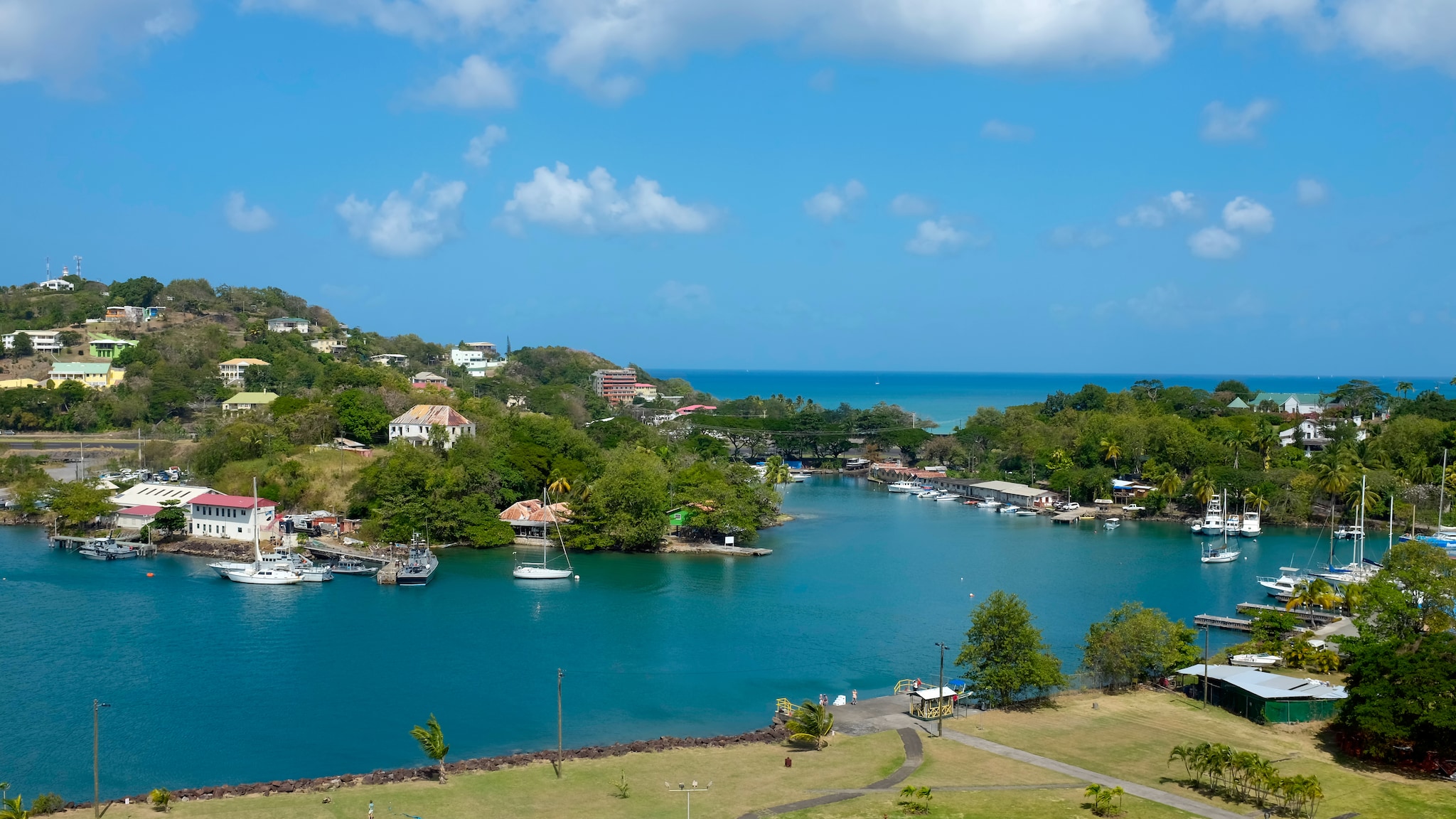 {"metadata_en_GB":{"alt-text":"Marinas and pontoons dotted around leafy shorelines in Castries, St Lucia"},"metadata_de_DE":{"alt-text":"Yachthäfen und Pontons säumen die grünen Küstenabschnitte von Castries, St. Lucia."},"metadata_en_AU":{"alt-text":"Marinas and pontoons dotted around leafy shorelines in Castries, St Lucia"},"metadata_en_US":{"alt-text":"Marinas and pontoons dotted around leafy shorelines in Castries, St Lucia"},"metadata_ja_JP":{"alt-text":"Sentorushia no kasutorīzu no midori yutakana Kaigansen ni tenzai suru marīna to pontsūn"}}