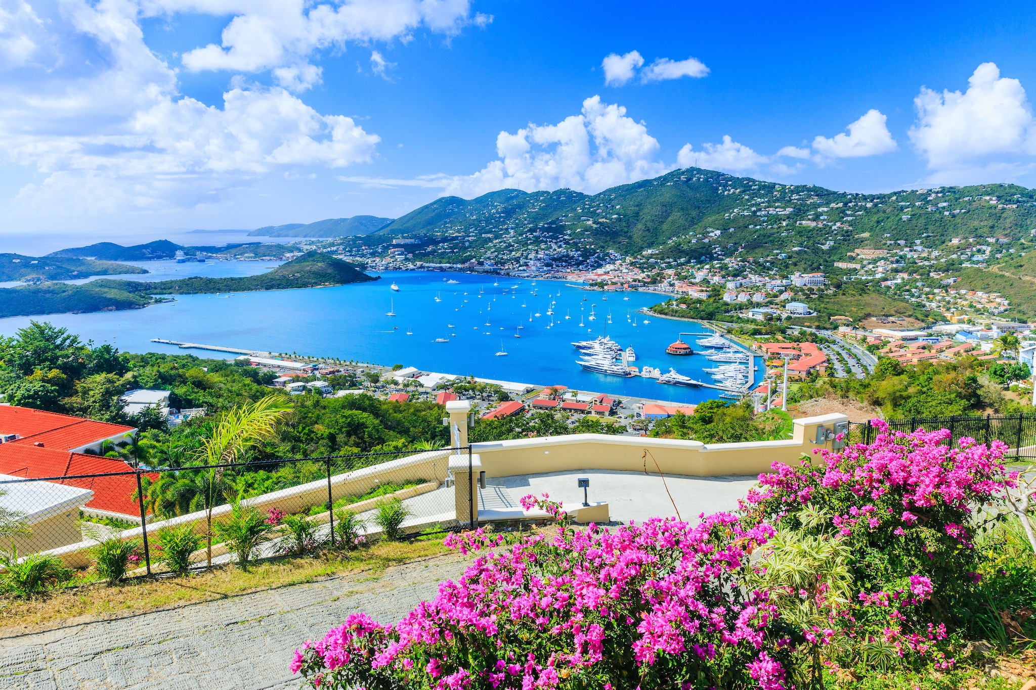 {"metadata_en_GB":{"alt-text":"View atop a hill in sunny St Thomas in the Caribbean, showing wildflowers, green hills and a view over the marina"},"metadata_de_DE":{"alt-text":"Blick auf einen Hügel im sonnigen St. Thomas in der Karibik, mit Wildblumen, grünen Hügeln und Blick auf den Yachthafen"},"metadata_en_AU":{"alt-text":"View atop a hill in sunny St Thomas in the Caribbean, showing wildflowers, green hills and a view over the marina"},"metadata_en_US":{"alt-text":"View atop a hill in sunny St Thomas in the Caribbean, showing wildflowers, green hills and a view over the marina"},"metadata_ja_JP":{"alt-text":"Karibukai no taiyō ga furisosogu sento tōmasu shima no oka no chōjō kara no nagame. Yasei no hana, midori no oka, soshite marīna no nagame ga hirogaru."}}