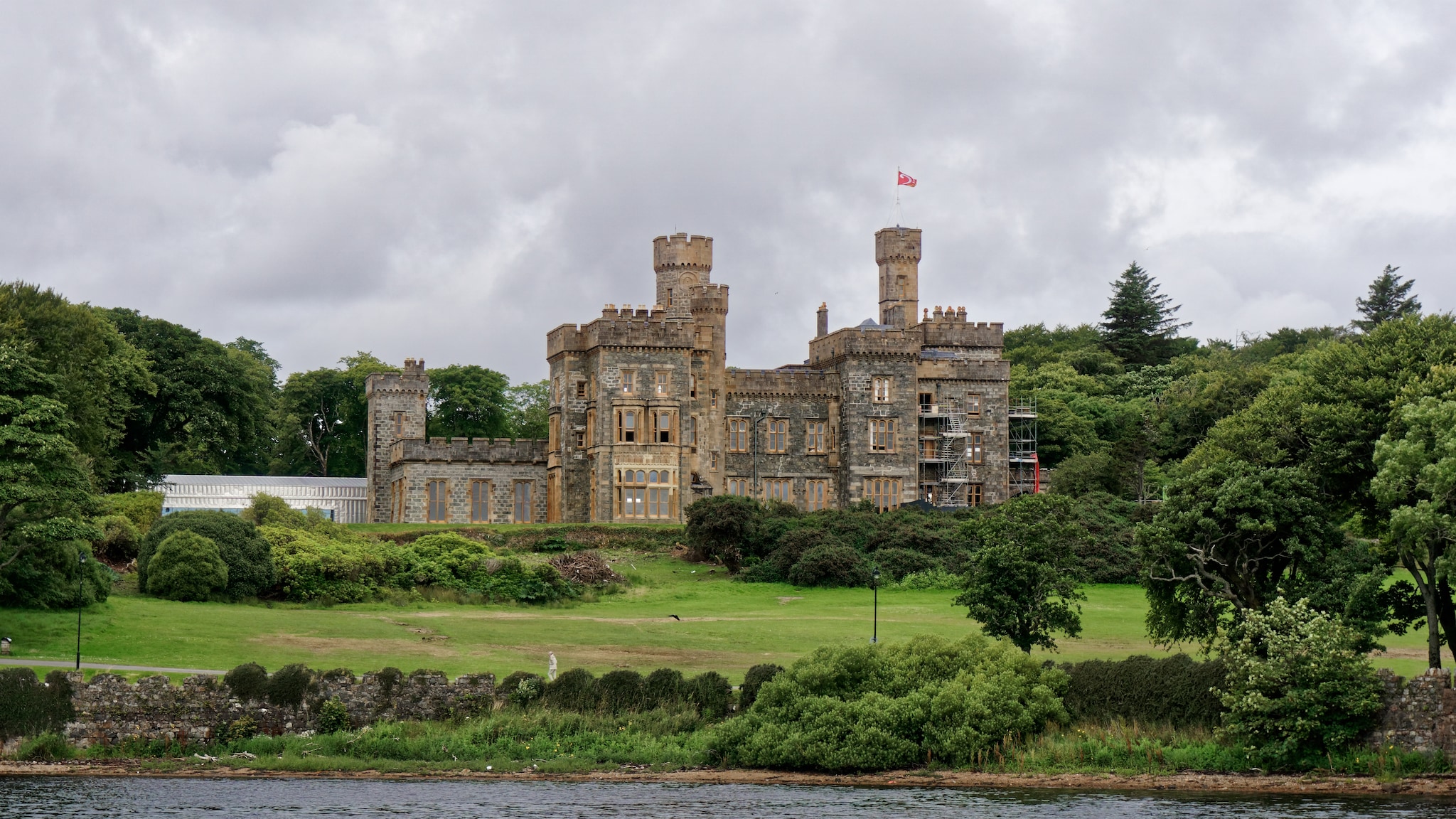 {"metadata_en_GB":{"alt-text":"Lews Castle, a grand Victorian-era mansion overlooking Stornoway harbour on the Isle of Lewis in Scotland."},"metadata_de_DE":{"alt-text":"Lews Castle, ein prächtiges Herrenhaus aus der viktorianischen Ära mit Blick auf den Hafen von Stornoway auf der schottischen Insel Lewis."},"metadata_en_AU":{"alt-text":"Lews Castle, a grand Victorian-era mansion overlooking Stornoway harbour on the Isle of Lewis in Scotland."},"metadata_en_US":{"alt-text":"Lews Castle, a grand Victorian-era mansion overlooking Stornoway harbor on the Isle of Lewis in Scotland."}}