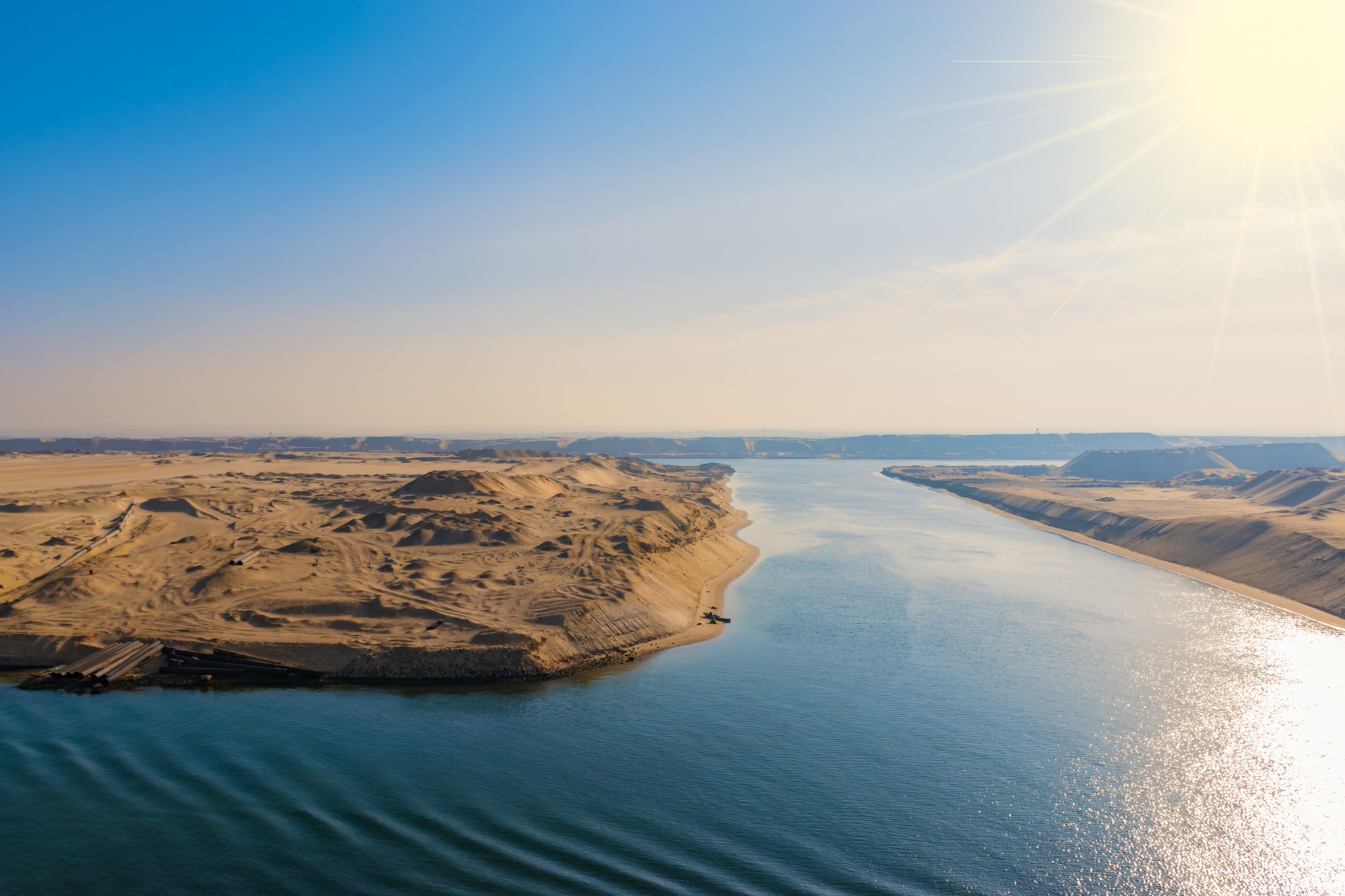 {"metadata_en_GB":{"alt-text":"Scenic view of the Suez Canal in Egypt."},"metadata_de_DE":{"alt-text":"Malerische Ansicht des Suezkanals in Ägypten."},"metadata_en_AU":{"alt-text":"Scenic view of the Suez Canal in Egypt."},"metadata_en_US":{"alt-text":"Scenic view of the Suez Canal in Egypt."},"metadata_ja_JP":{"alt-text":"Ejiputo no Suezu unga no utsukushī keshiki."}}