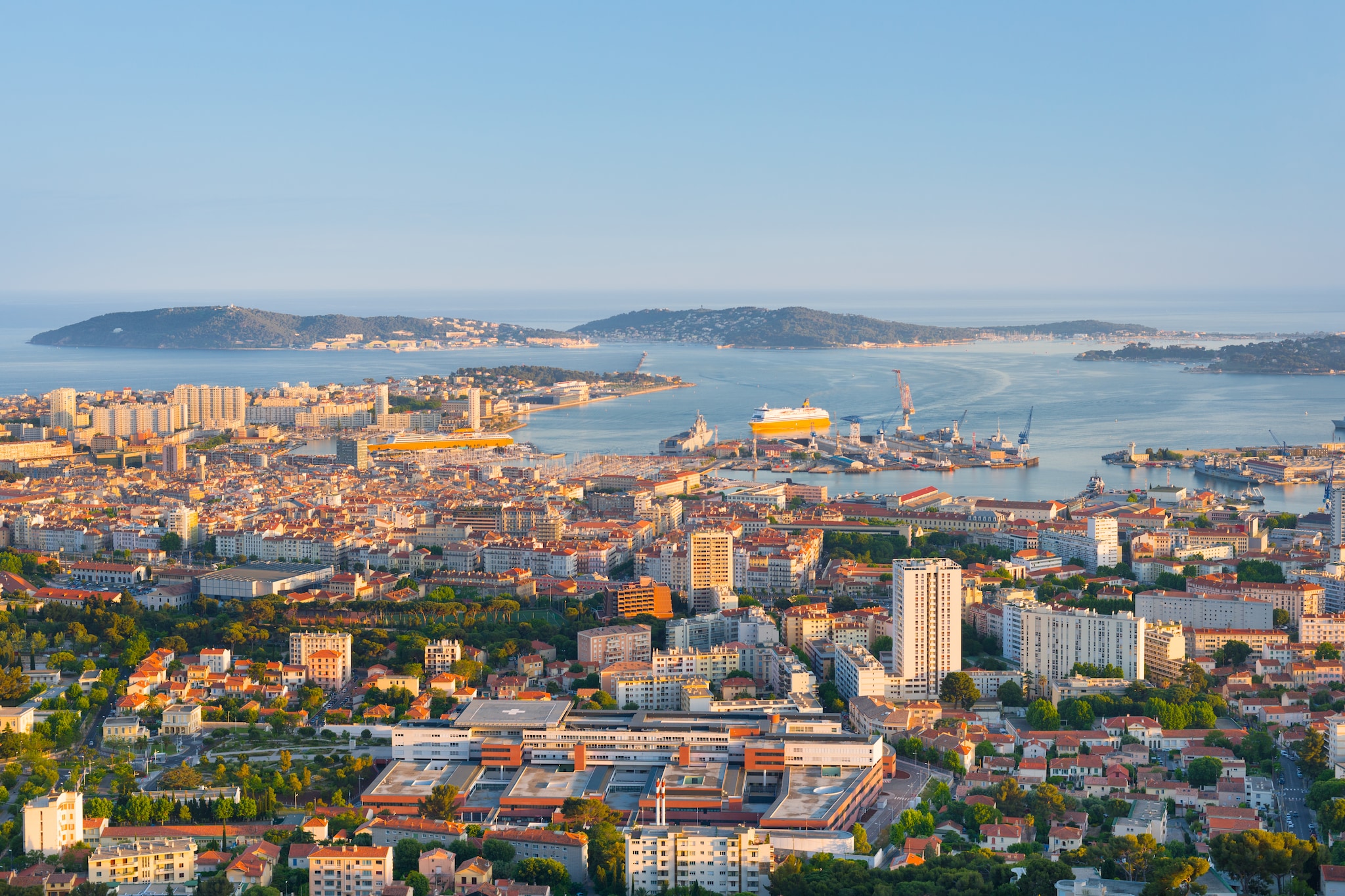 {"metadata_en_GB":{"alt-text":"Toulon, France - Mediterranean cruises"},"metadata_de_DE":{"alt-text":"Toulon, Frankreich – Mittelmeerkreuzfahrten"},"metadata_en_AU":{"alt-text":"Toulon, France - Mediterranean cruises"},"metadata_en_US":{"alt-text":"Toulon, France - Mediterranean cruises"},"metadata_ja_JP":{"alt-text":"To~ūron (Furansu) - Chichūkai kurūzu"}}