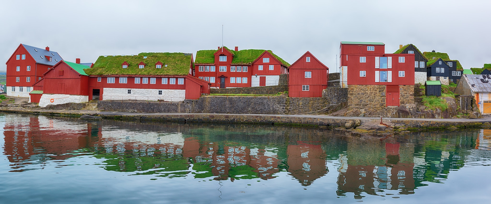 {"metadata_en_GB":{"alt-text":"This image shows Tinganes, the historic government district of Tórshavn, the capital of the Faroe Islands."},"metadata_de_DE":{"alt-text":"Dieses Bild zeigt Tinganes, das historische Regierungsviertel von Tórshavn, der Hauptstadt der Färöer-Inseln."},"metadata_en_AU":{"alt-text":"This image shows Tinganes, the historic government district of Tórshavn, the capital of the Faroe Islands."},"metadata_en_US":{"alt-text":"This image shows Tinganes, the historic government district of Tórshavn, the capital of the Faroe Islands."}}