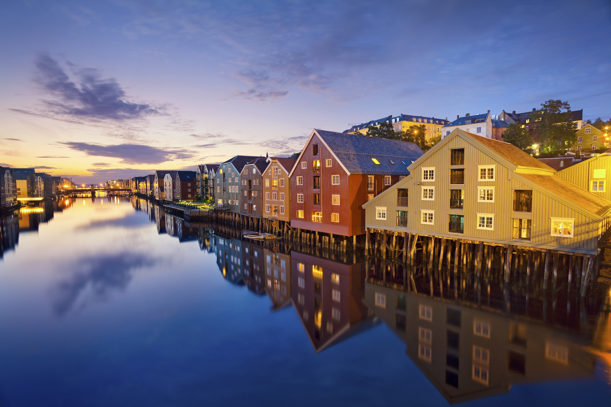 {"metadata_en_GB":{"alt-text":"The historic riverside district of Bakklandet in Trondheim, Norway, during twilight. "},"metadata_de_DE":{"alt-text":"Der historische Flussuferbezirk Bakklandet in Trondheim, Norwegen, in der Dämmerung."},"metadata_en_AU":{"alt-text":"The historic riverside district of Bakklandet in Trondheim, Norway, during twilight. "},"metadata_en_US":{"alt-text":"The historic riverside district of Bakklandet in Trondheim, Norway, during twilight. "}}