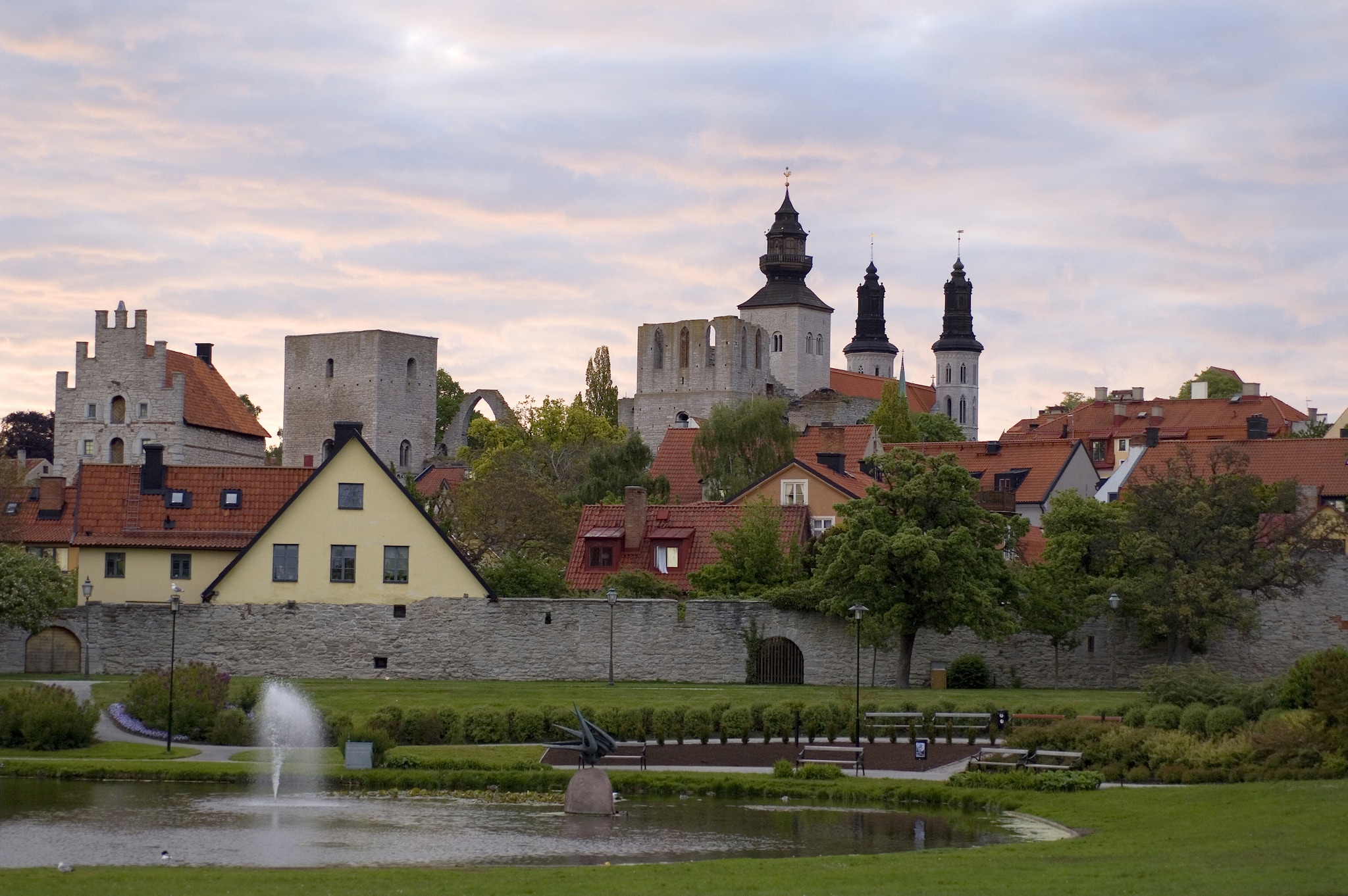 {"metadata_en_GB":{"alt-text":"View of the medieval town of Visby, located on the island of Gotland in Sweden."},"metadata_de_DE":{"alt-text":"Blick auf die mittelalterliche Stadt Visby auf der schwedischen Insel Gotland."},"metadata_en_AU":{"alt-text":"View of the medieval town of Visby, located on the island of Gotland in Sweden."},"metadata_en_US":{"alt-text":"View of the medieval town of Visby, located on the island of Gotland in Sweden."}}