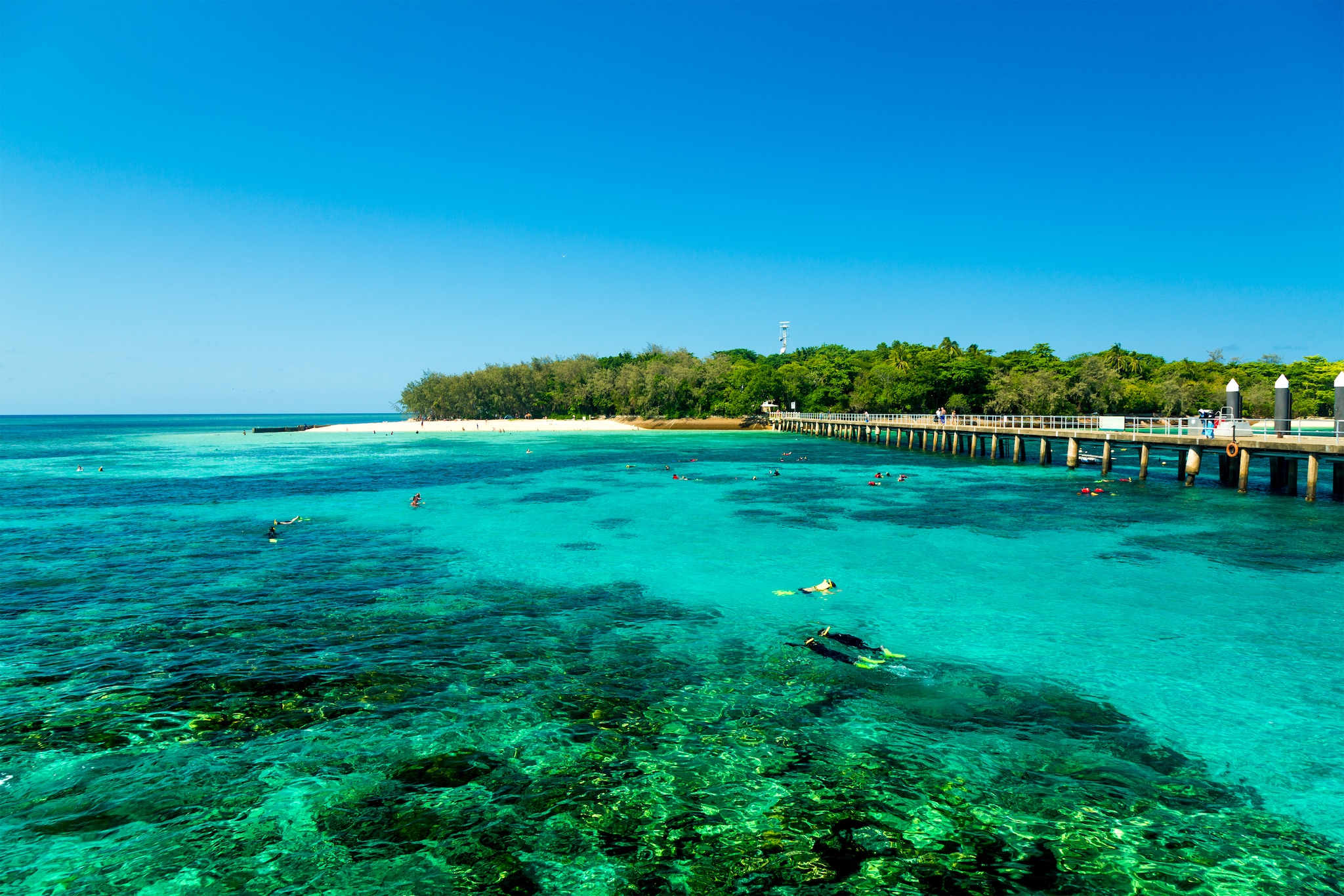 {"metadata_en_GB":{"alt-text":"Scenic view of Green Island, a popular tropical destination located off the coast of Cairns in Queensland, Australia."},"metadata_en_AU":{"alt-text":"Scenic view of Green Island, a popular tropical destination located off the coast of Cairns in Queensland, Australia."},"metadata_en_US":{"alt-text":"Scenic view of Green Island, a popular tropical destination located off the coast of Cairns in Queensland, Australia."}}